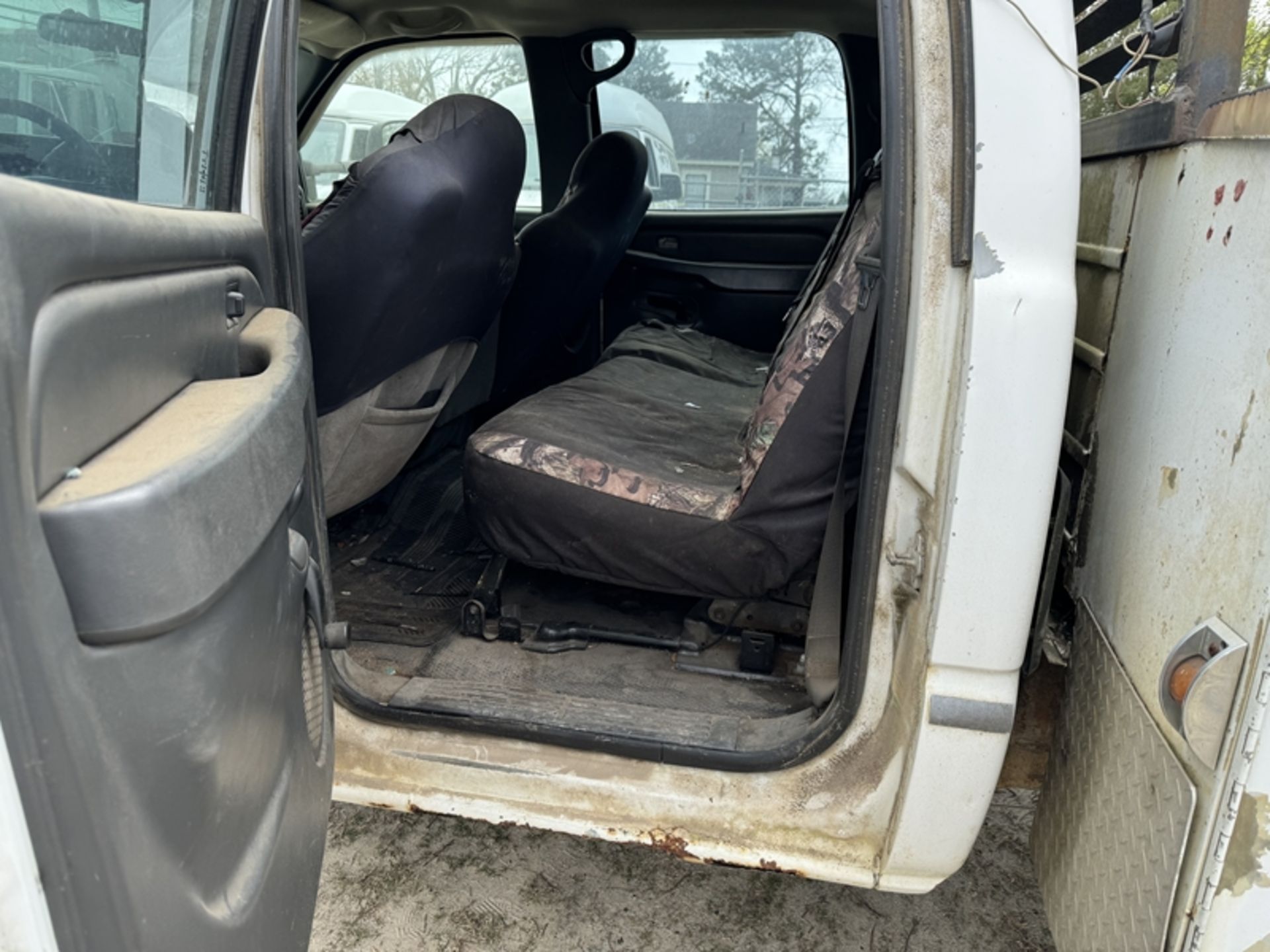 2006 CHEVROLET 3500 dually utility truck with air compressor - 320,838 miles showing - - Image 6 of 7