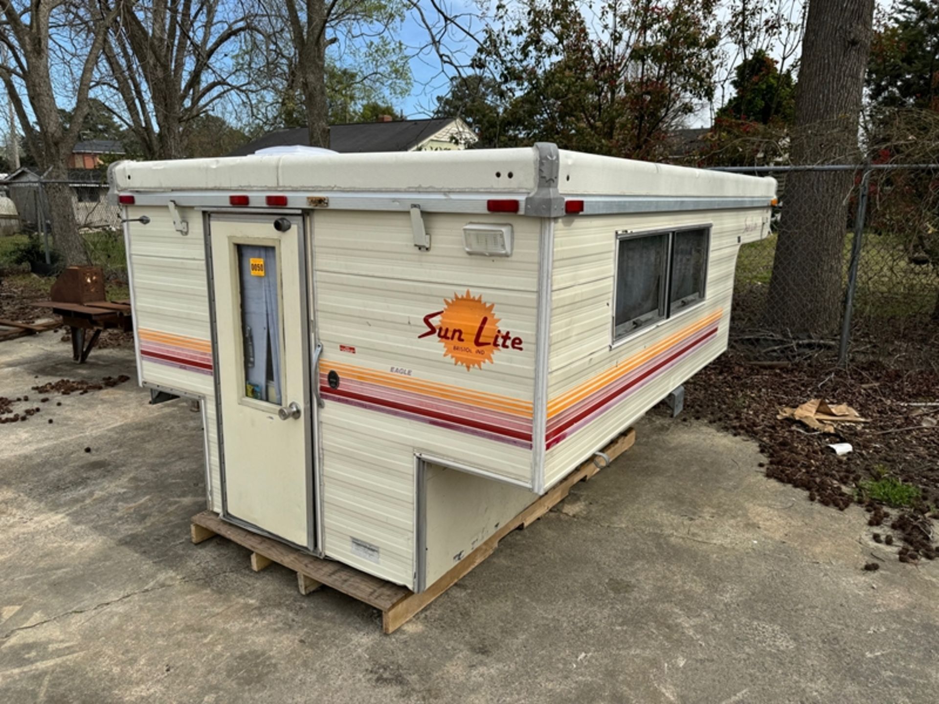 SUN LITE slide-in camper - S/N: 89-10778