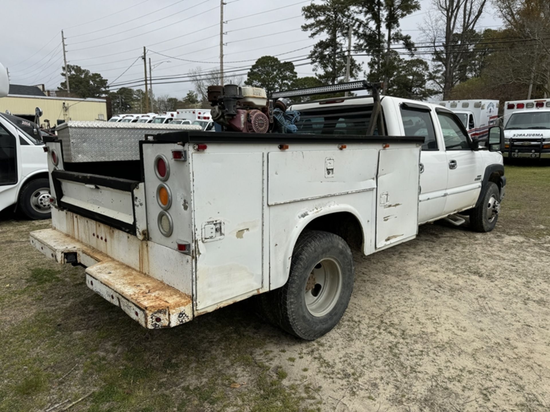 2006 CHEVROLET 3500 dually utility truck with air compressor - 320,838 miles showing - - Image 3 of 7