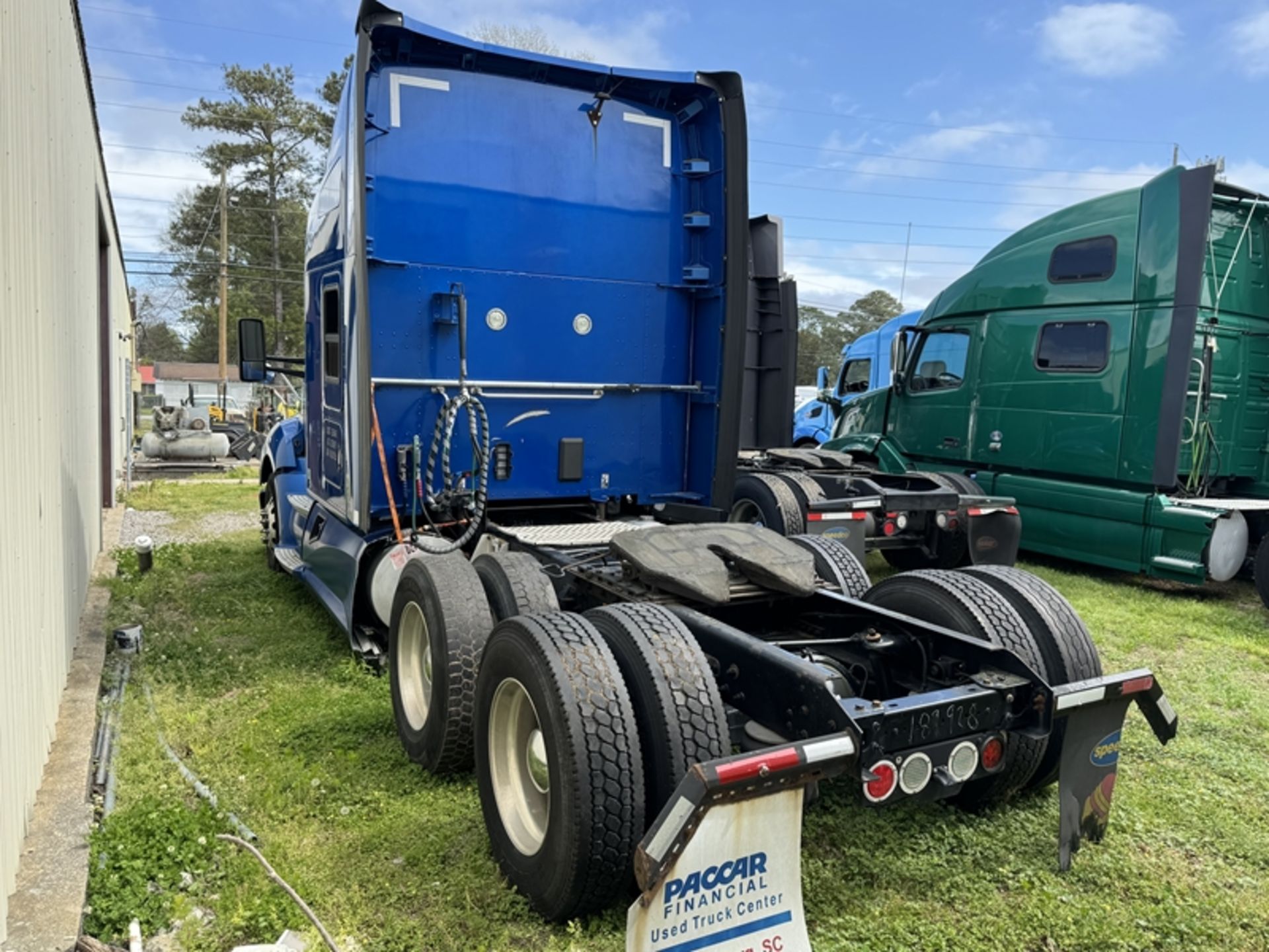 2018 KENWORTH T680 Cummins engine, auto trans, cranks, runs, bad engine - water in oil - 726,753 - Image 4 of 6