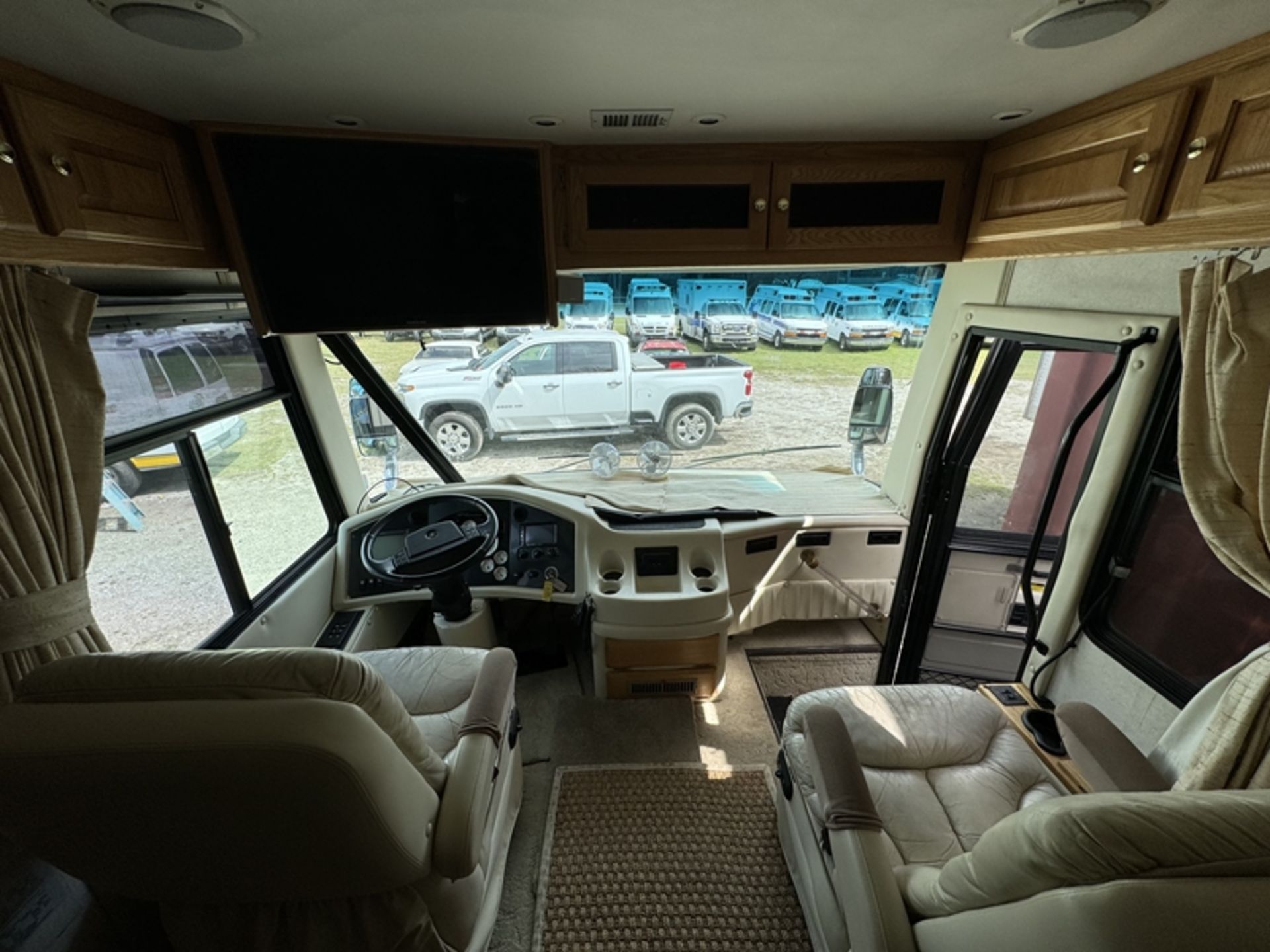 2001 ROADMASTER Monaco motorhome, dsl, Cummins engine, Onan 10,000 generator with 1,662 hours - Image 6 of 12