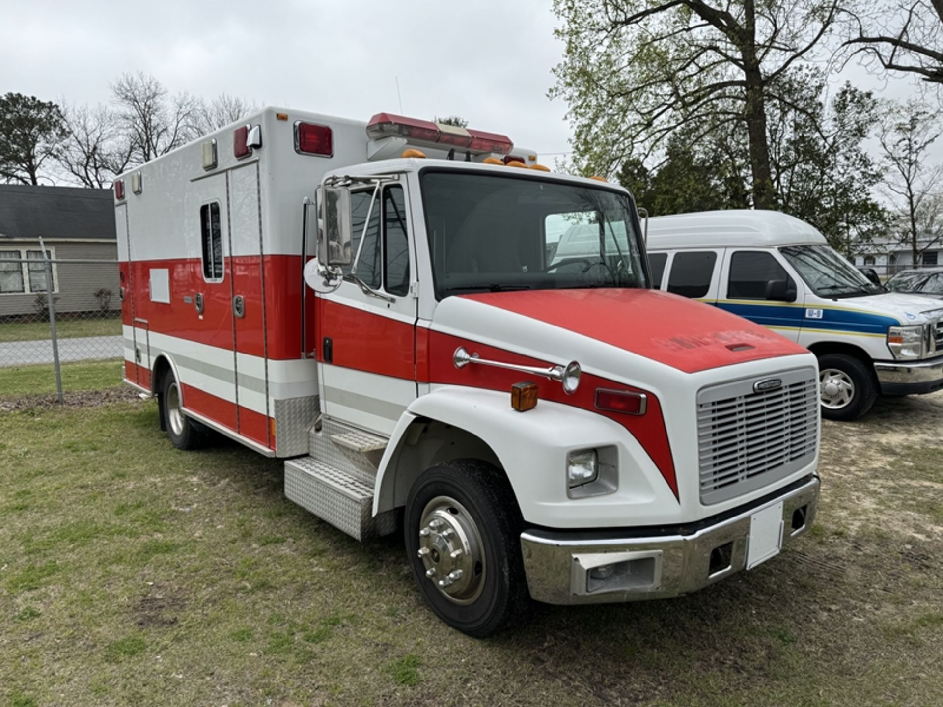 2001 FREIGHTLINER Ambulance MD, dsl - 122,492 miles showing - 1FV3GFBC41HH19233 - Image 2 of 6