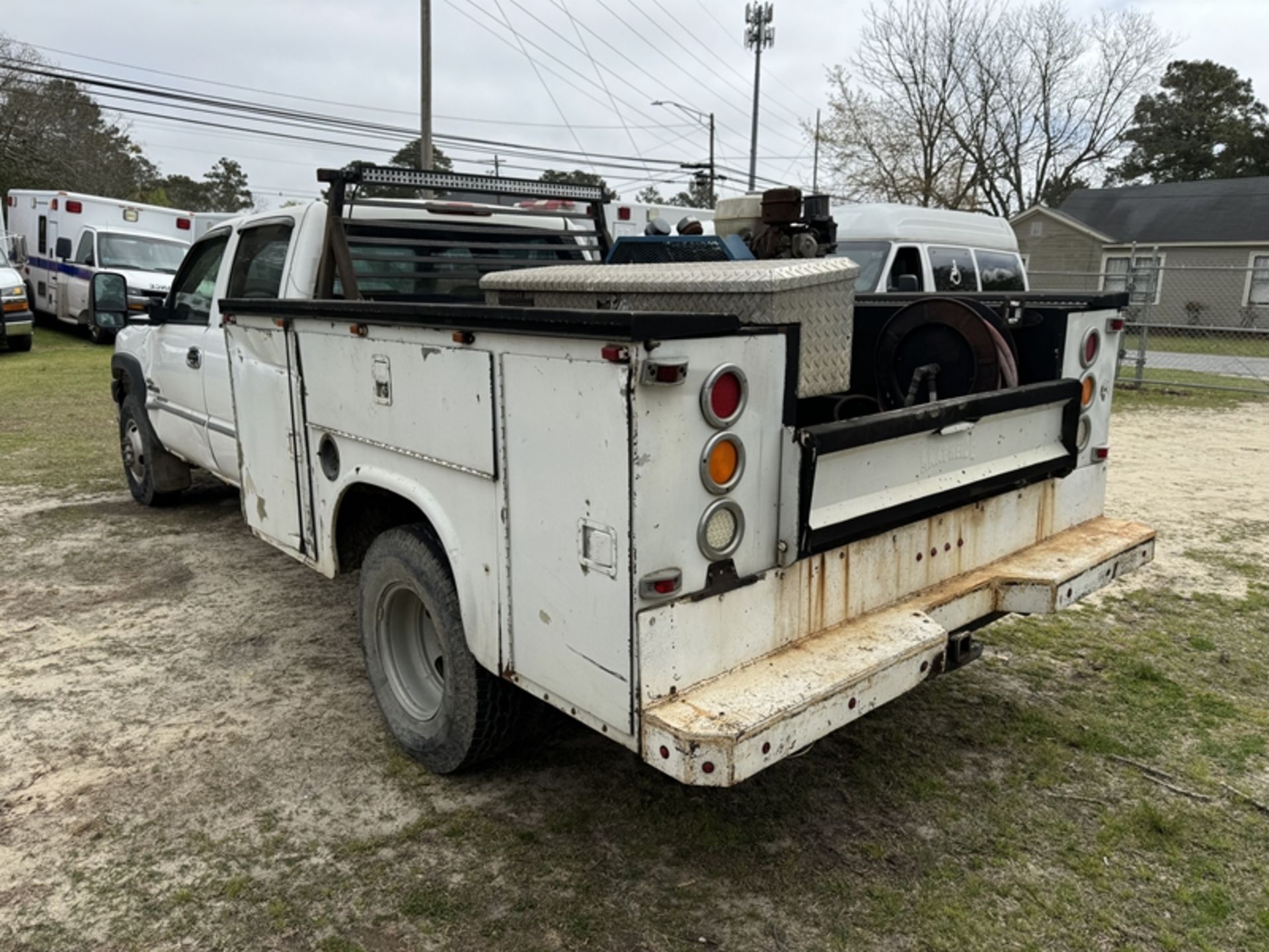 2006 CHEVROLET 3500 dually utility truck with air compressor - 320,838 miles showing - - Image 4 of 7