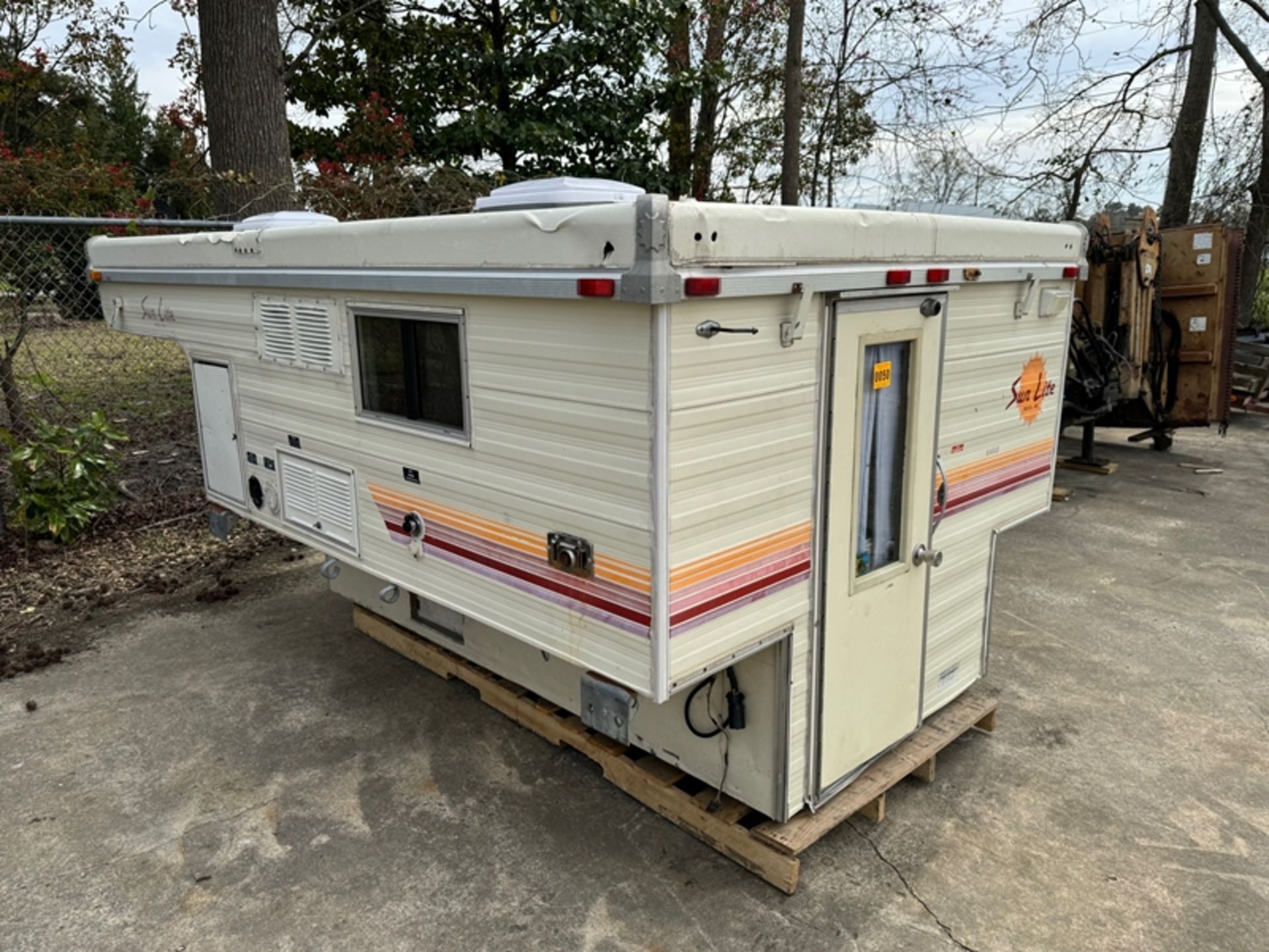 SUN LITE slide-in camper - S/N: 89-10778 - Image 2 of 8