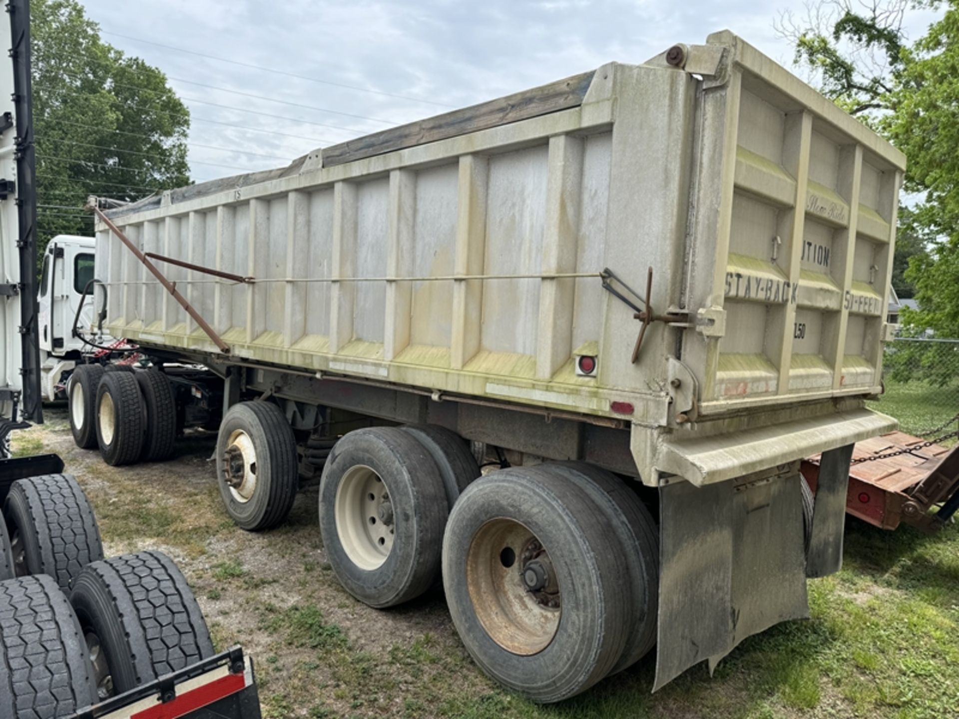 1988 Montone 28' Aluminum over steel tri axle dump trailer - Image 4 of 6