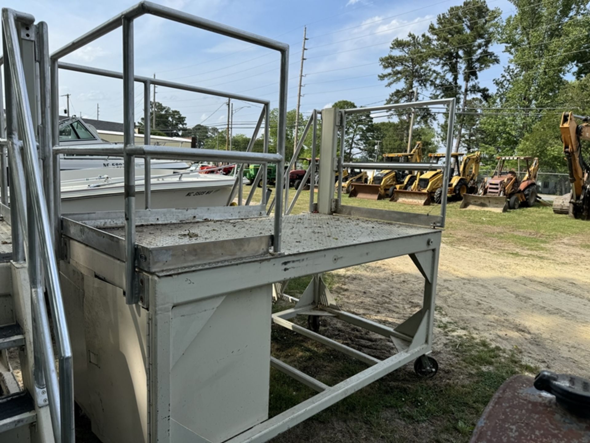 raised metal platform on wheels with guard rails - Image 3 of 4