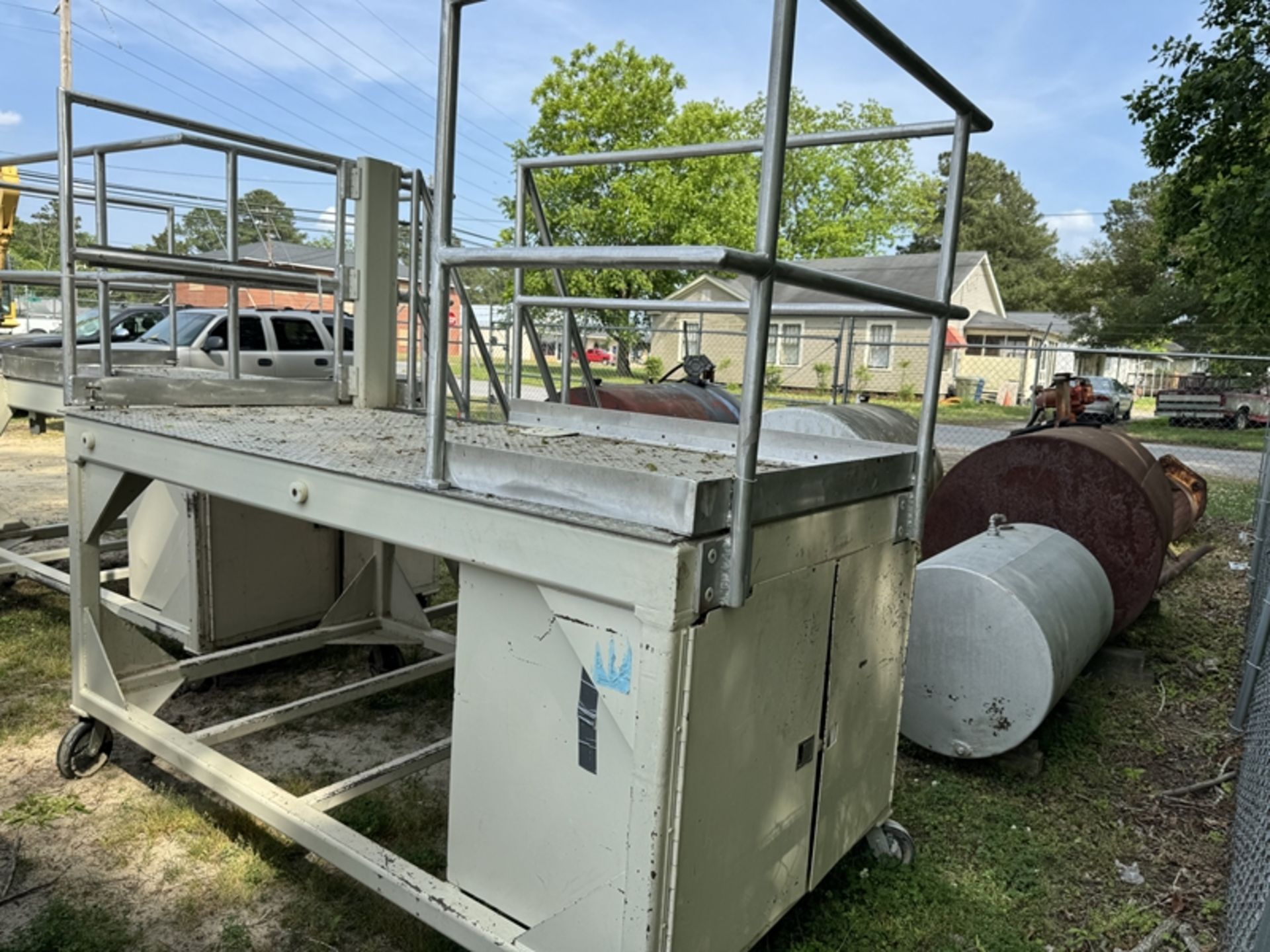 raised metal platform on wheels with guard rails - Image 4 of 4