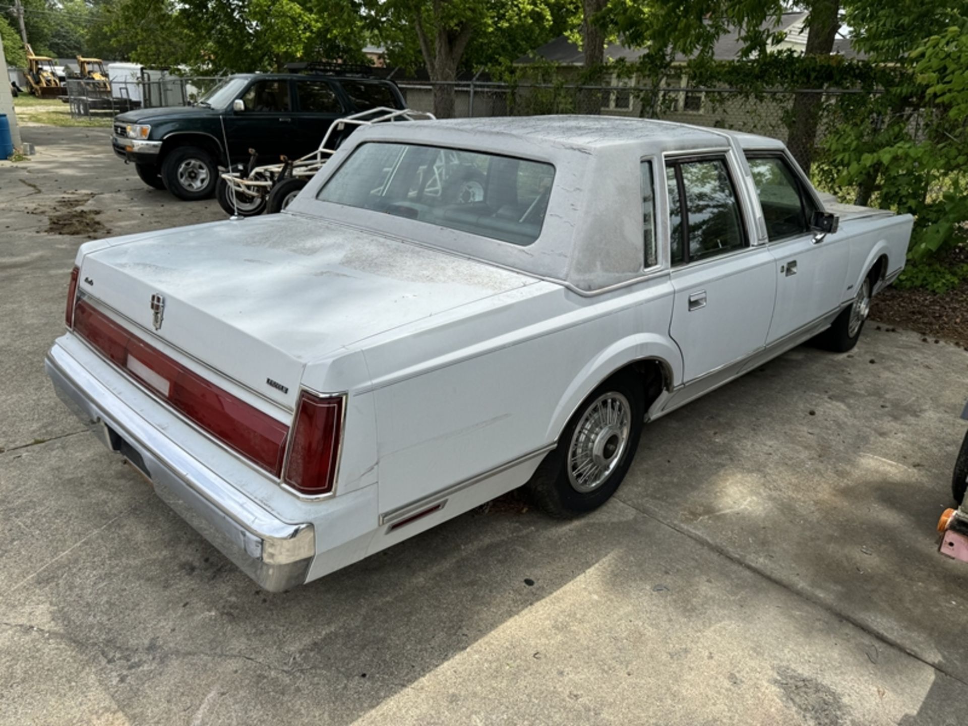 1986 LINCOLN town car, not running – NO TITLE – mileage unknown – 1LNBP96F5GY646629 - Image 3 of 6