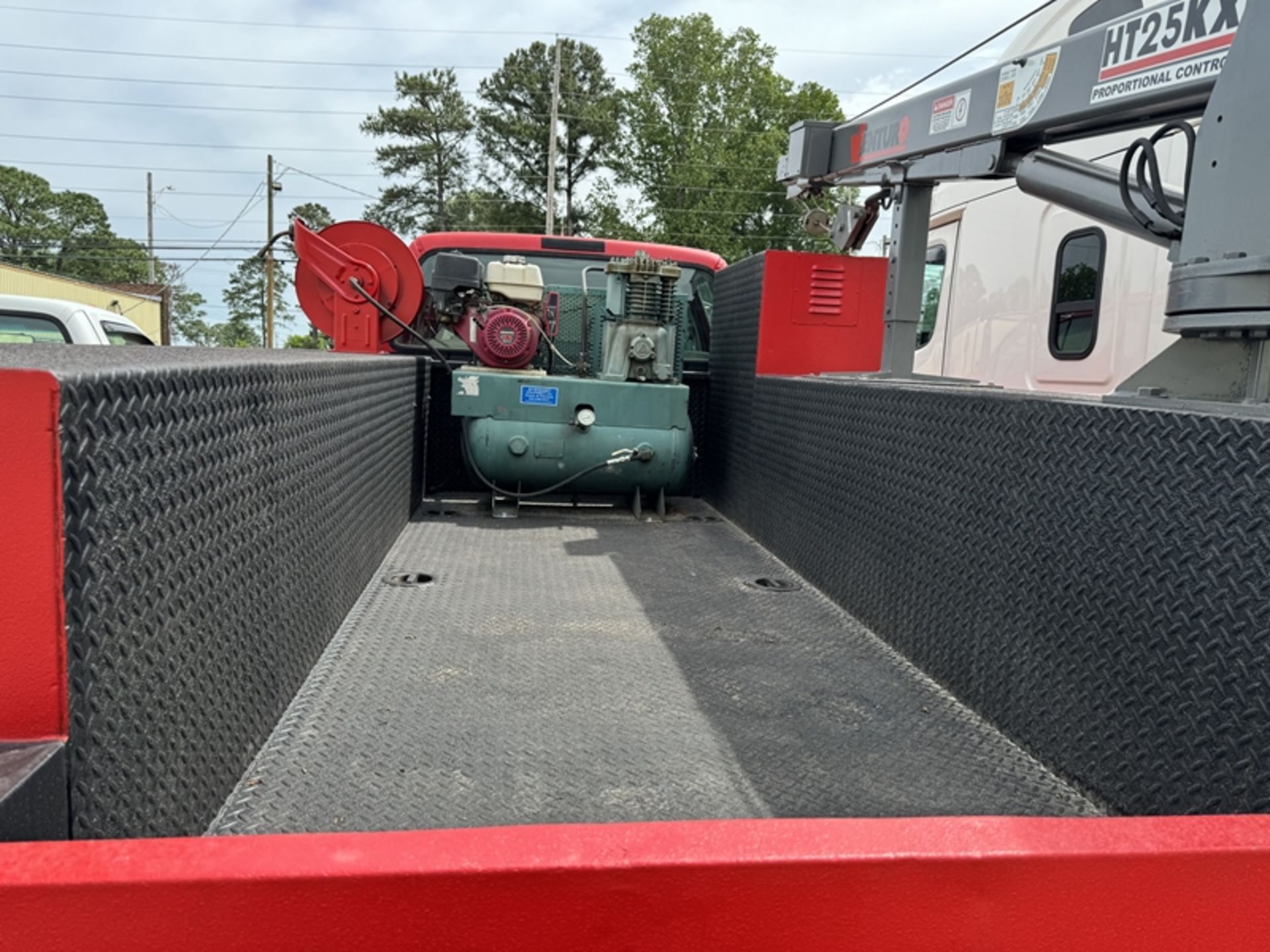 2000 FORD F-650 crew cab diesel service truck with Venturo HT25KX crane and air compressor - 77, - Image 5 of 10