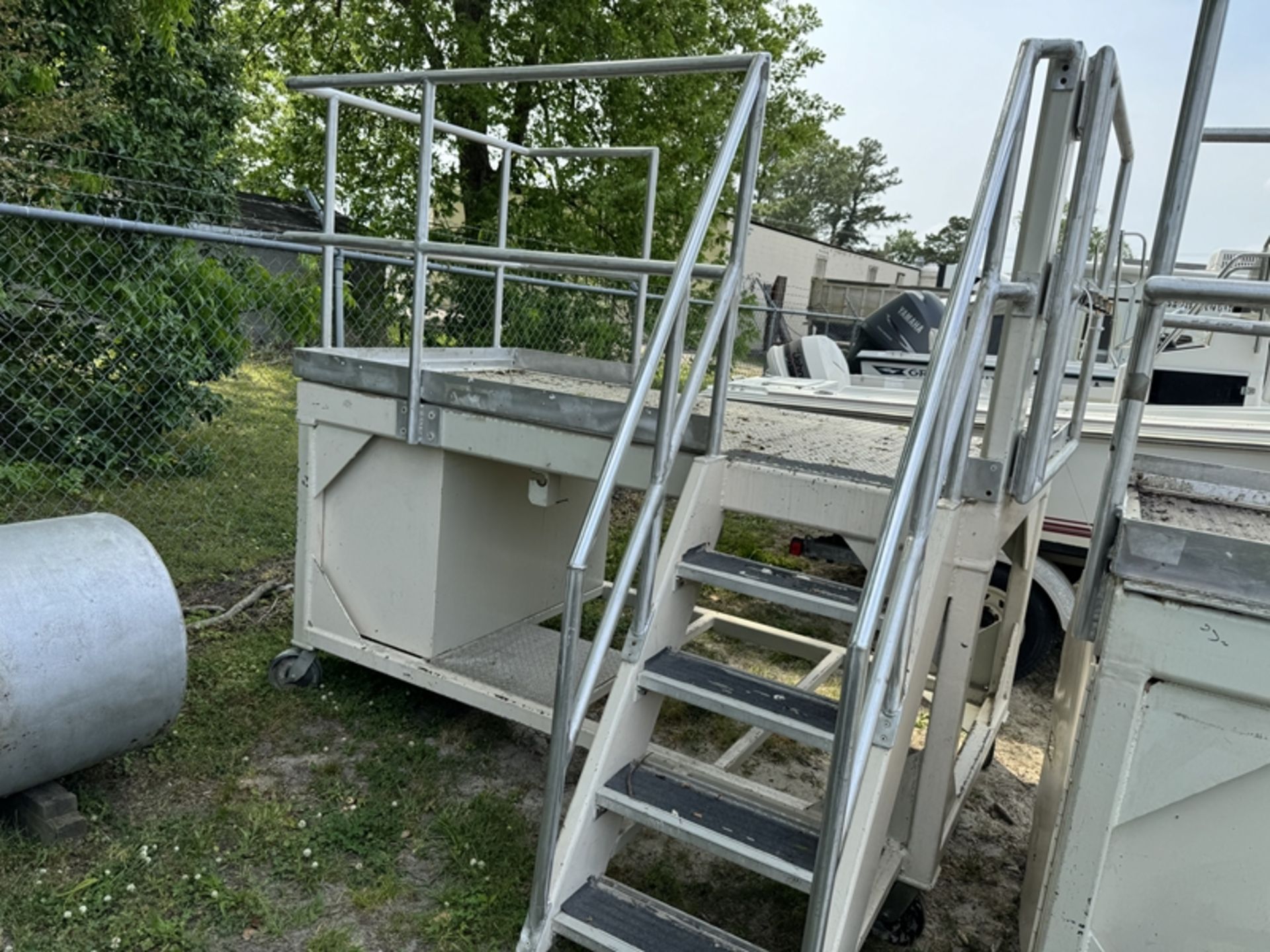 raised metal platform on wheels with guard rails - Image 2 of 4