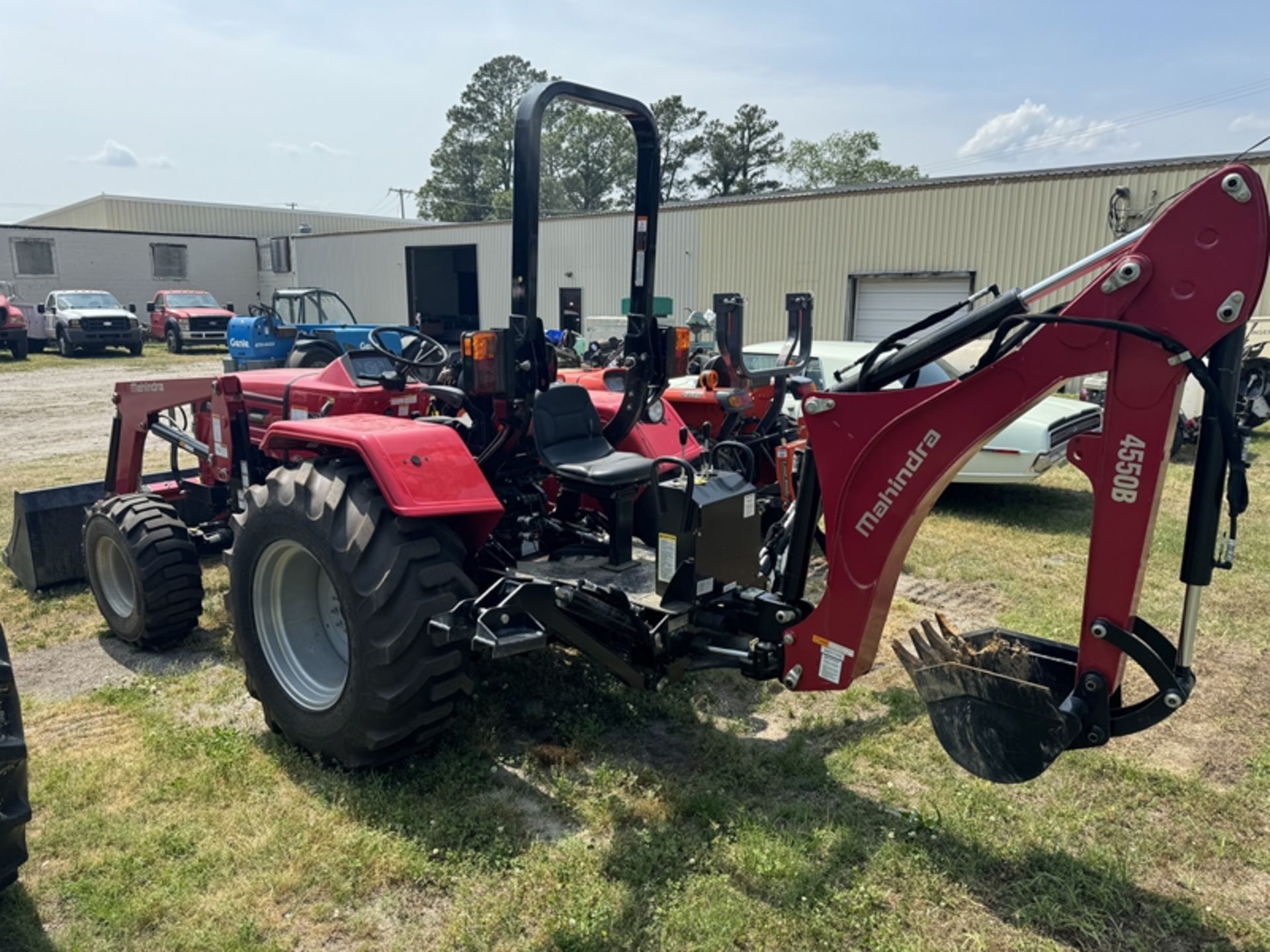 MAHINDRA 4550 with front end loader and 4550B backhoe, 4wd - 26 hours showing - Image 4 of 4