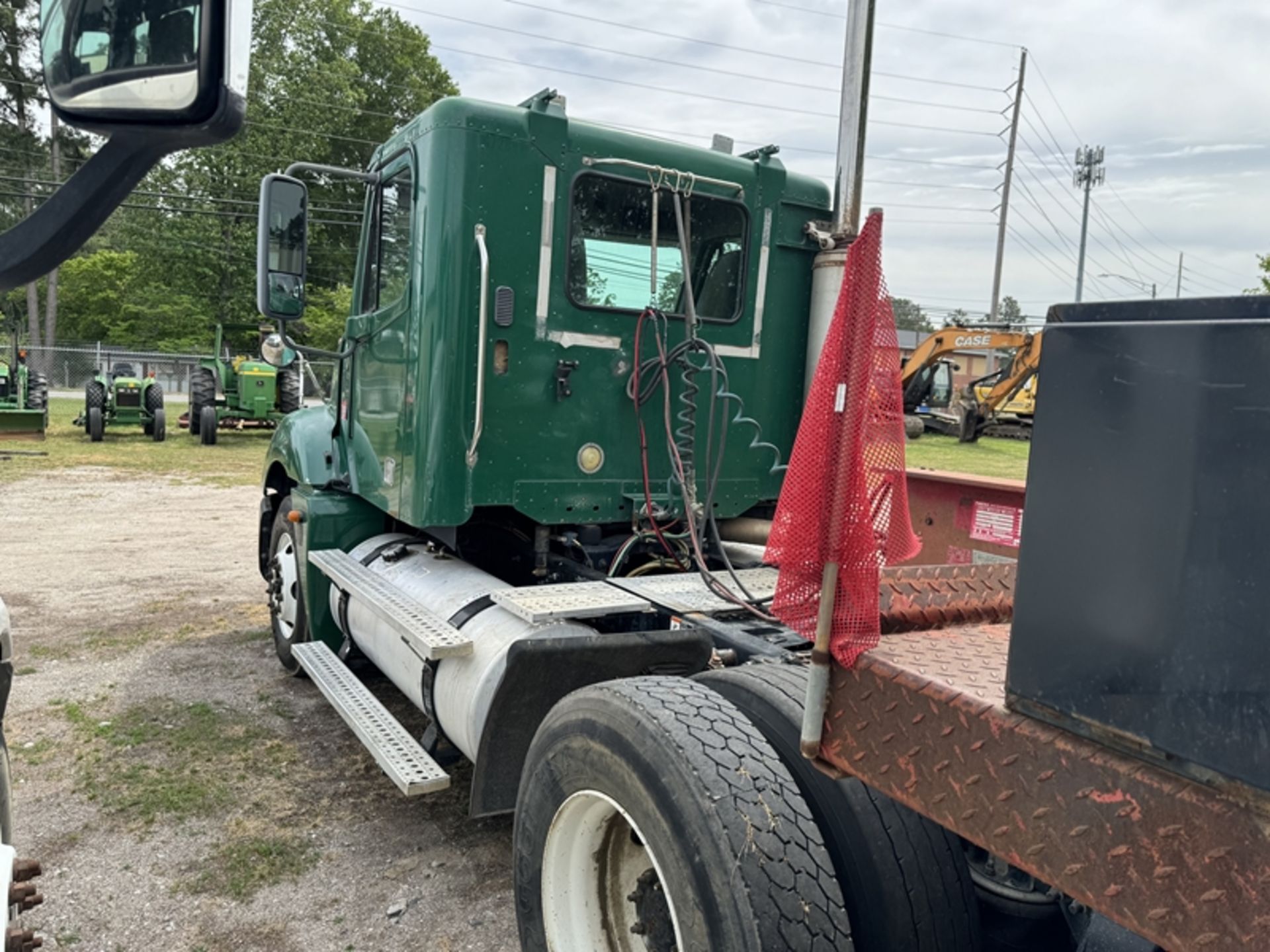 2006 FREIGHTLINER Columbia daycab, Detroit 60 Series engine, 10 spd - 419,698 miles showing - - Image 6 of 7