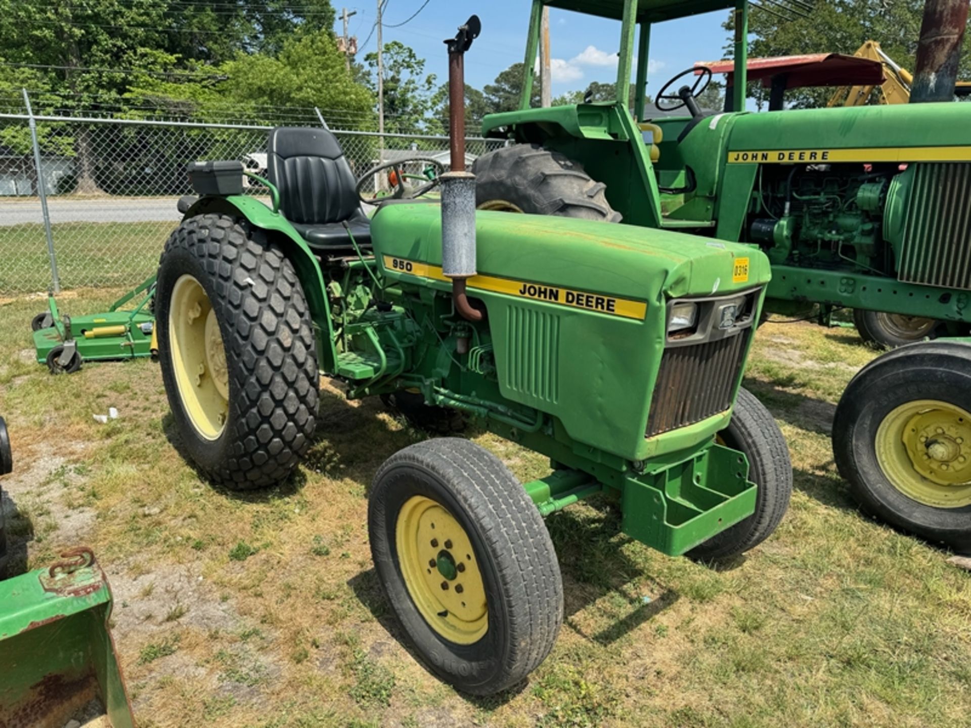 JOHN DEERE 950 with turf tires – 1285 hours showing - Image 2 of 4