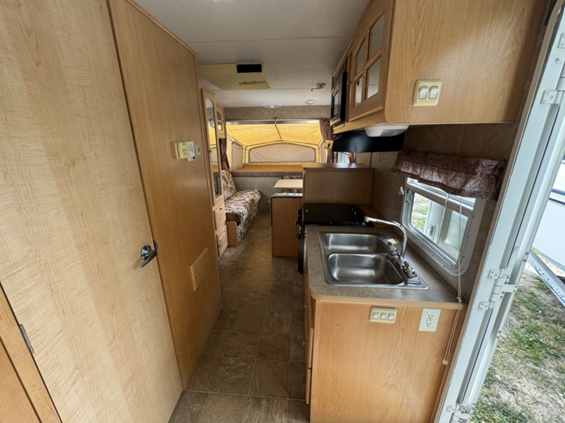 2005 STARCRAFT Travel Star travel trailer camper with pop outs - 1SATS02L351EC3406 - Image 7 of 10