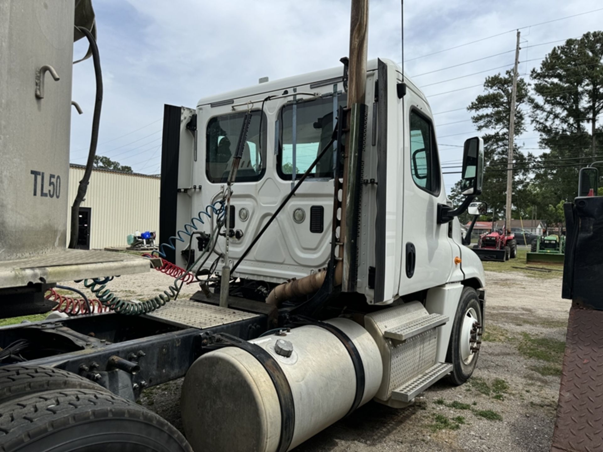 2013 FREIGHTLINER Cascadia daycab, Detroit engine, automatic transmission - 569,159 miles - Image 3 of 8