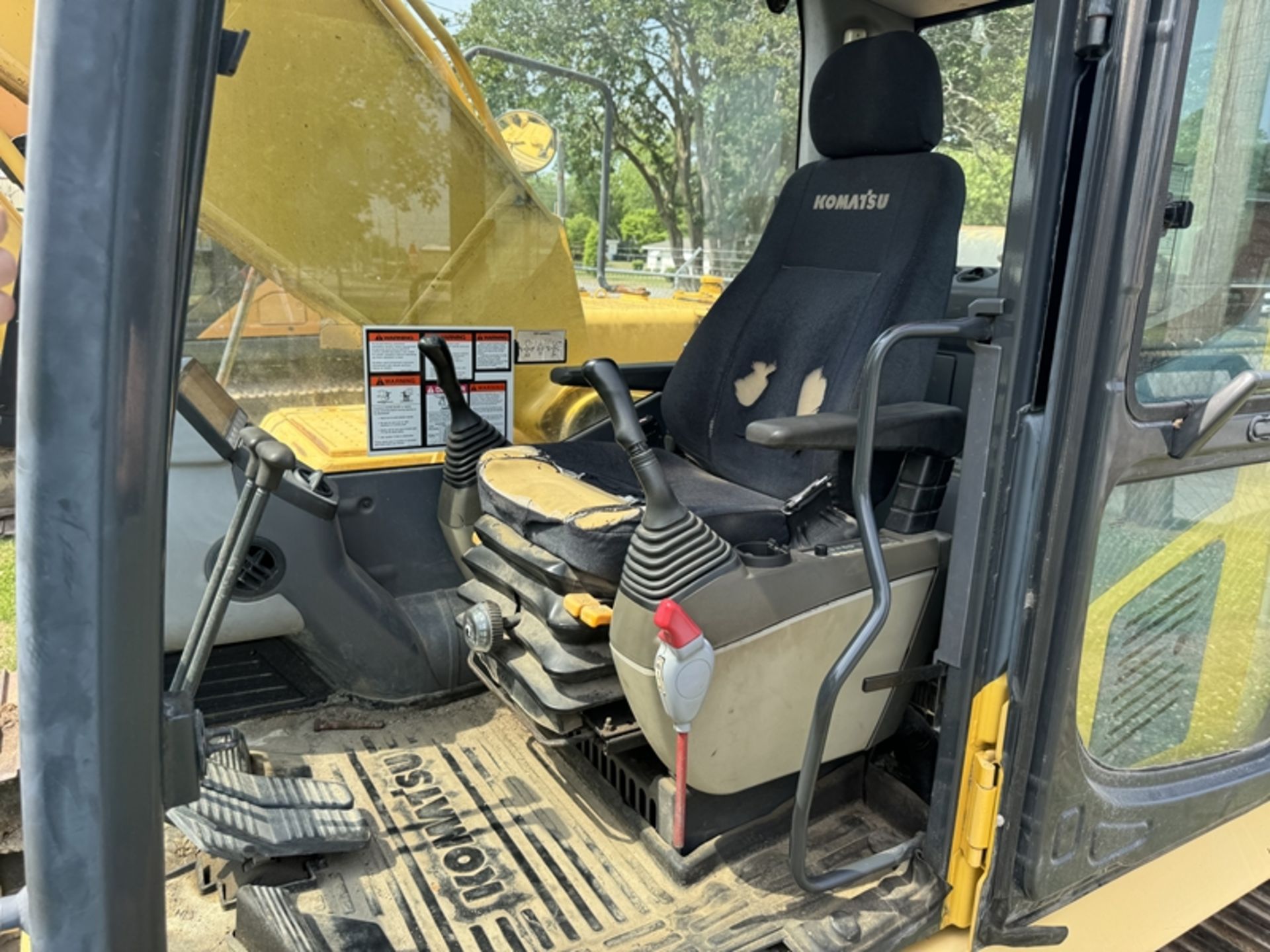 KOMATSU excavator - Model PC200LC-8 with manual thumb - 7046 hours showing- S/N: A88491 - PIN: - Image 8 of 11