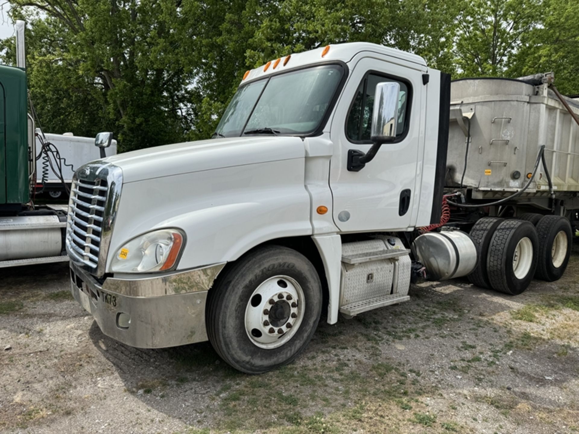 2013 FREIGHTLINER Cascadia daycab, Detroit engine, automatic transmission - 569,159 miles