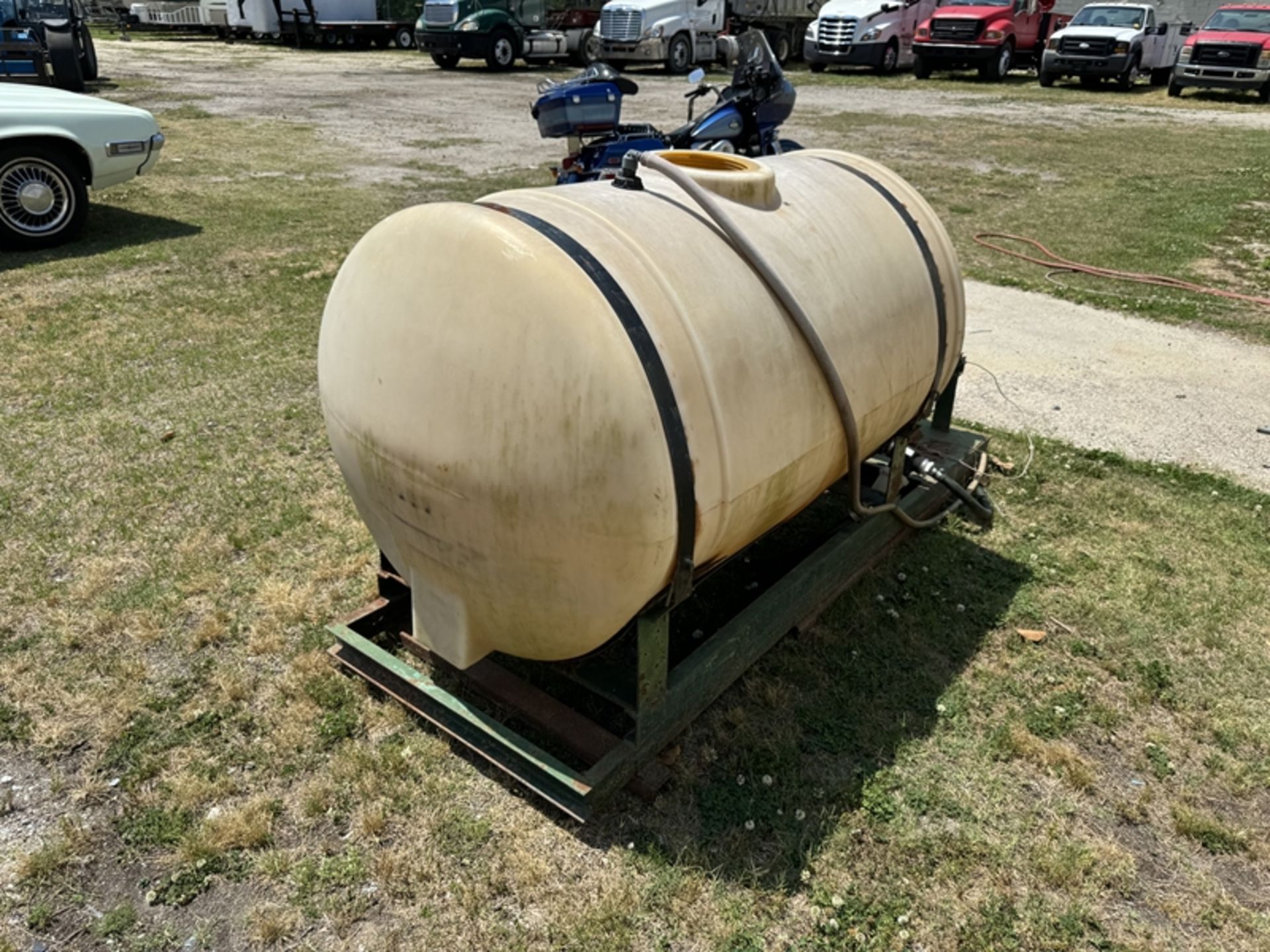 300 gallon tank with hhose and reel - Image 3 of 4