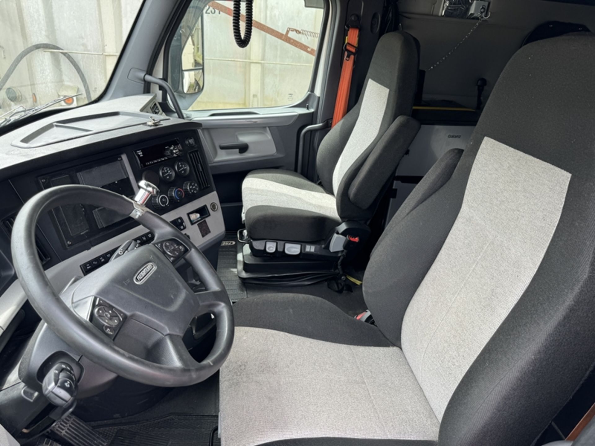 2020 FREIGHTLINER Cascadia Slepper Detroit DD15, auto transmission – 438,112 miles showing – - Image 5 of 7