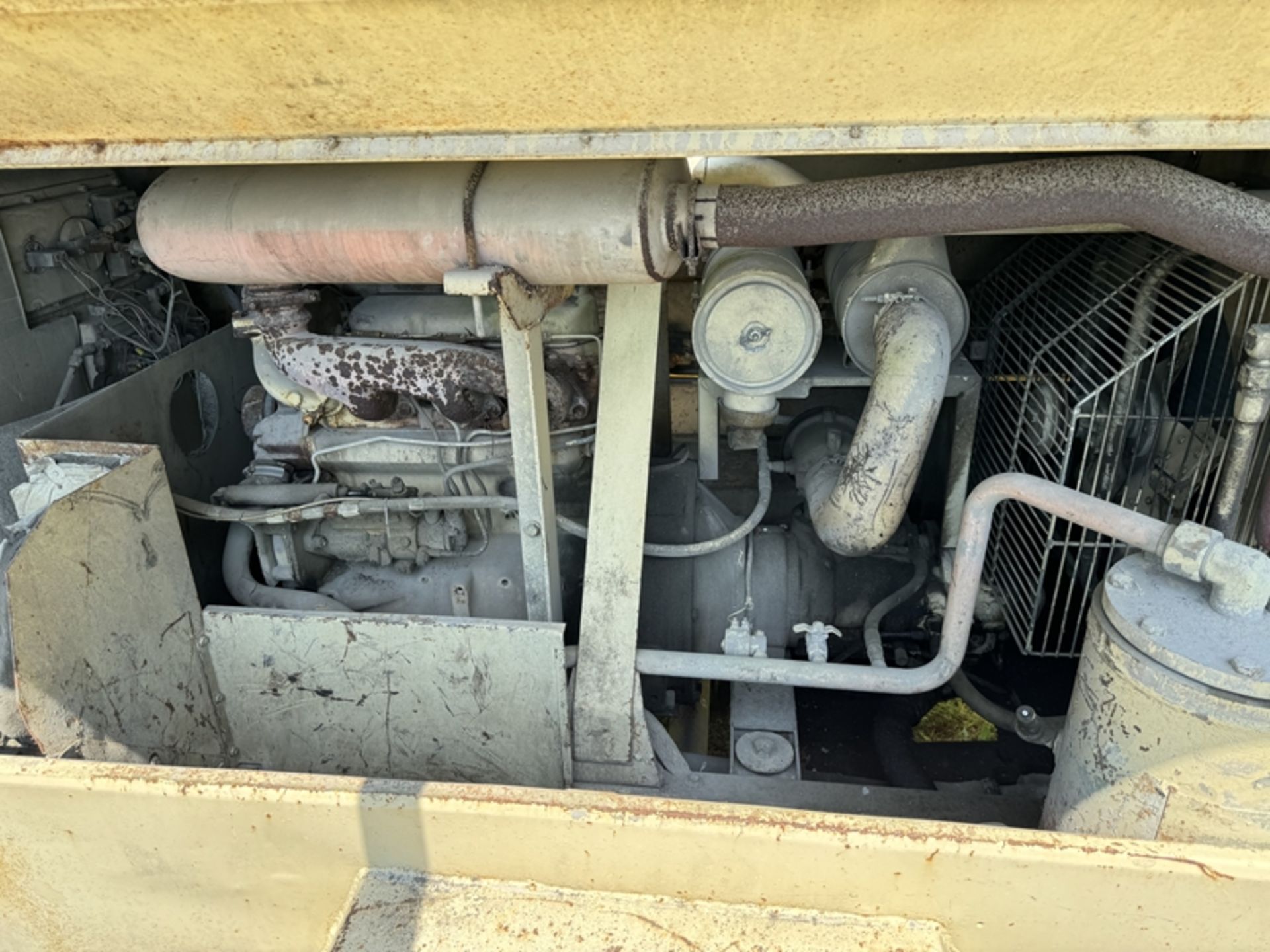 INGERSOLL RAND bumper pull air compressor Not Running - Image 5 of 6