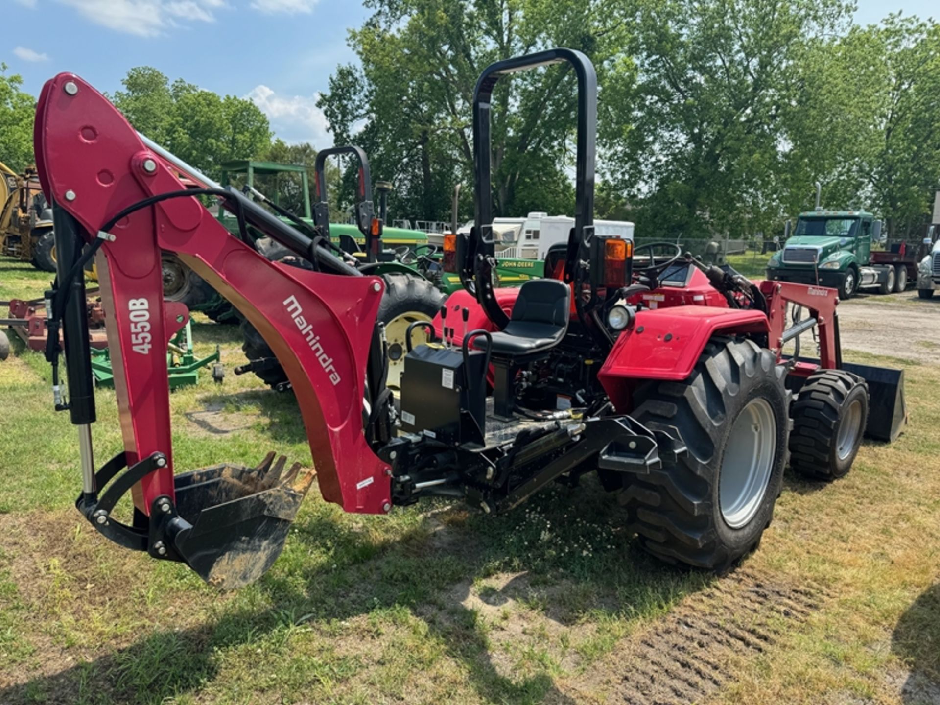 MAHINDRA 4550 with front end loader and 4550B backhoe, 4wd - 26 hours showing - Image 3 of 4