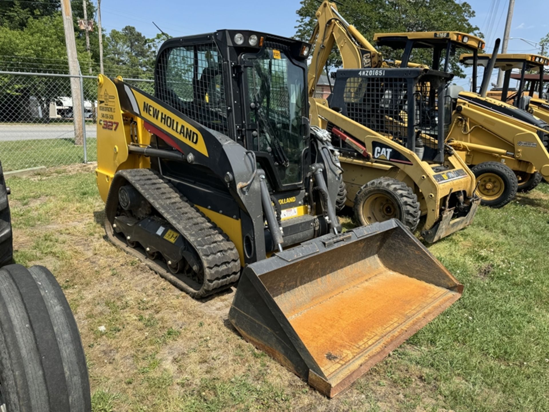 2022 NEW HOLLAND C327 track skid steer, cab – 156 hours showing - JAF0C327TNM422705 - Image 2 of 4