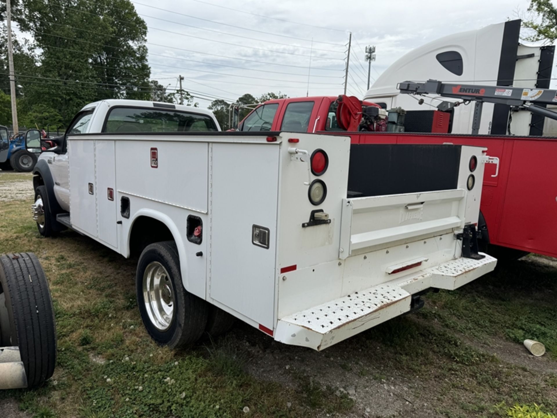 2006 FORDF-450 XL Super Duty diesel single cab 5 spd with service body - 197,409 miles showing - - Image 5 of 6