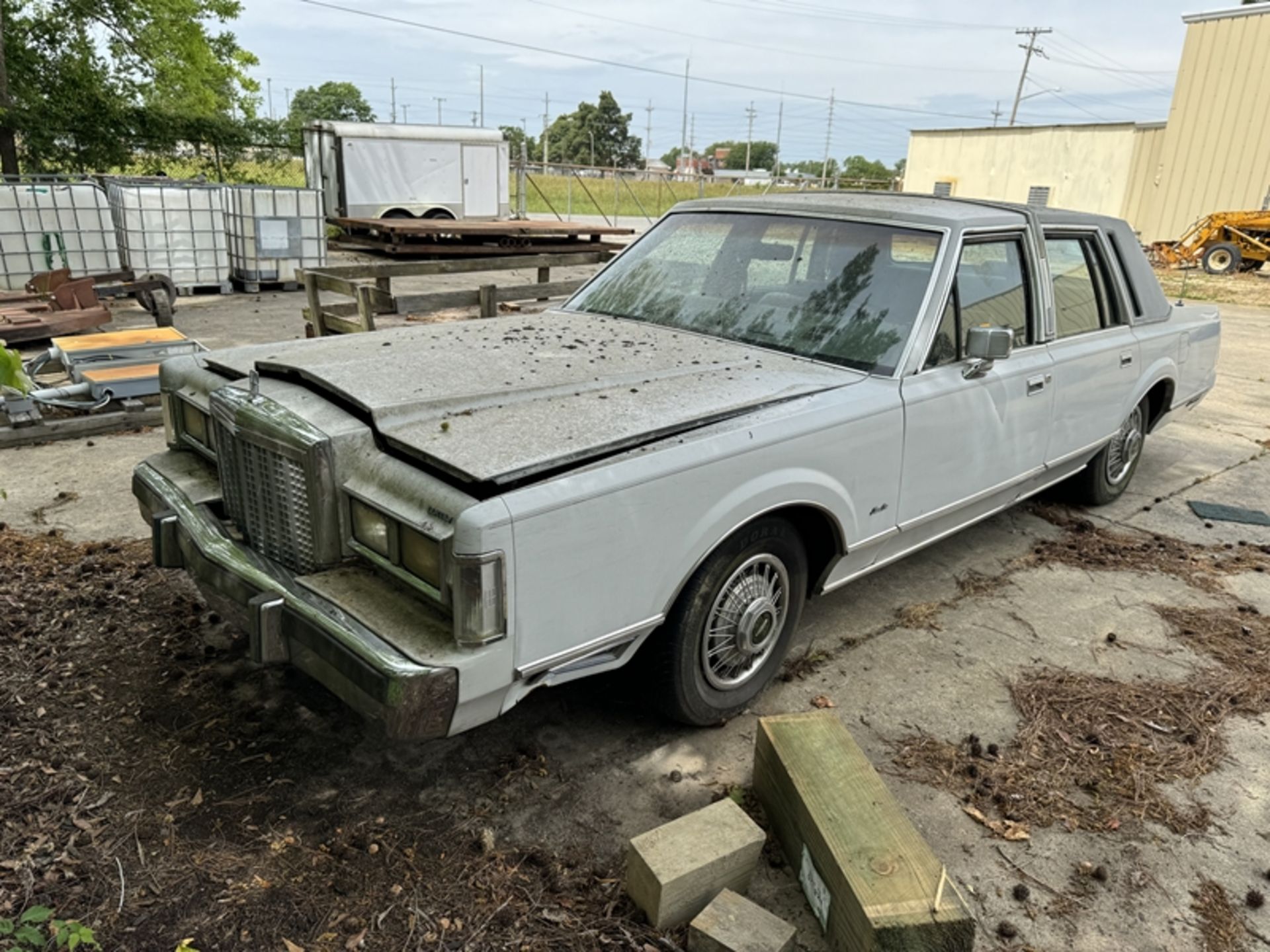 1986 LINCOLN town car, not running – NO TITLE – mileage unknown – 1LNBP96F5GY646629