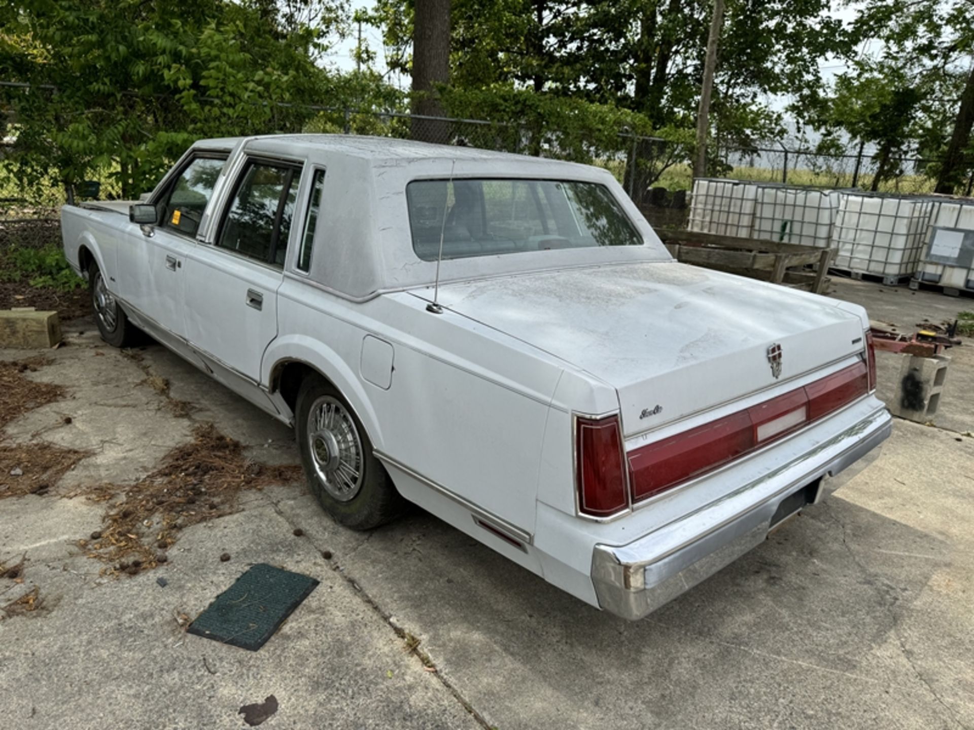 1986 LINCOLN town car, not running – NO TITLE – mileage unknown – 1LNBP96F5GY646629 - Image 4 of 6
