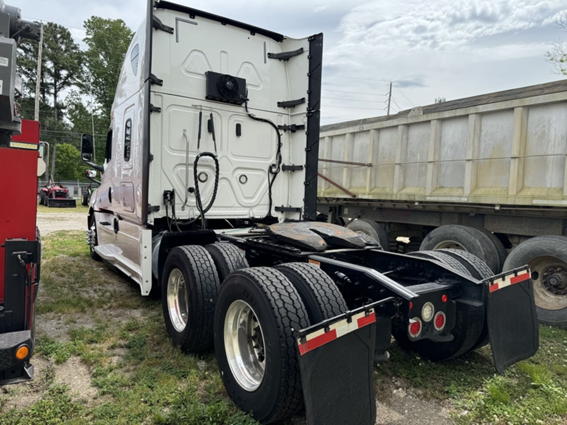 2020 FREIGHTLINER Cascadia Slepper Detroit DD15, auto transmission – 438,112 miles showing – - Image 4 of 7