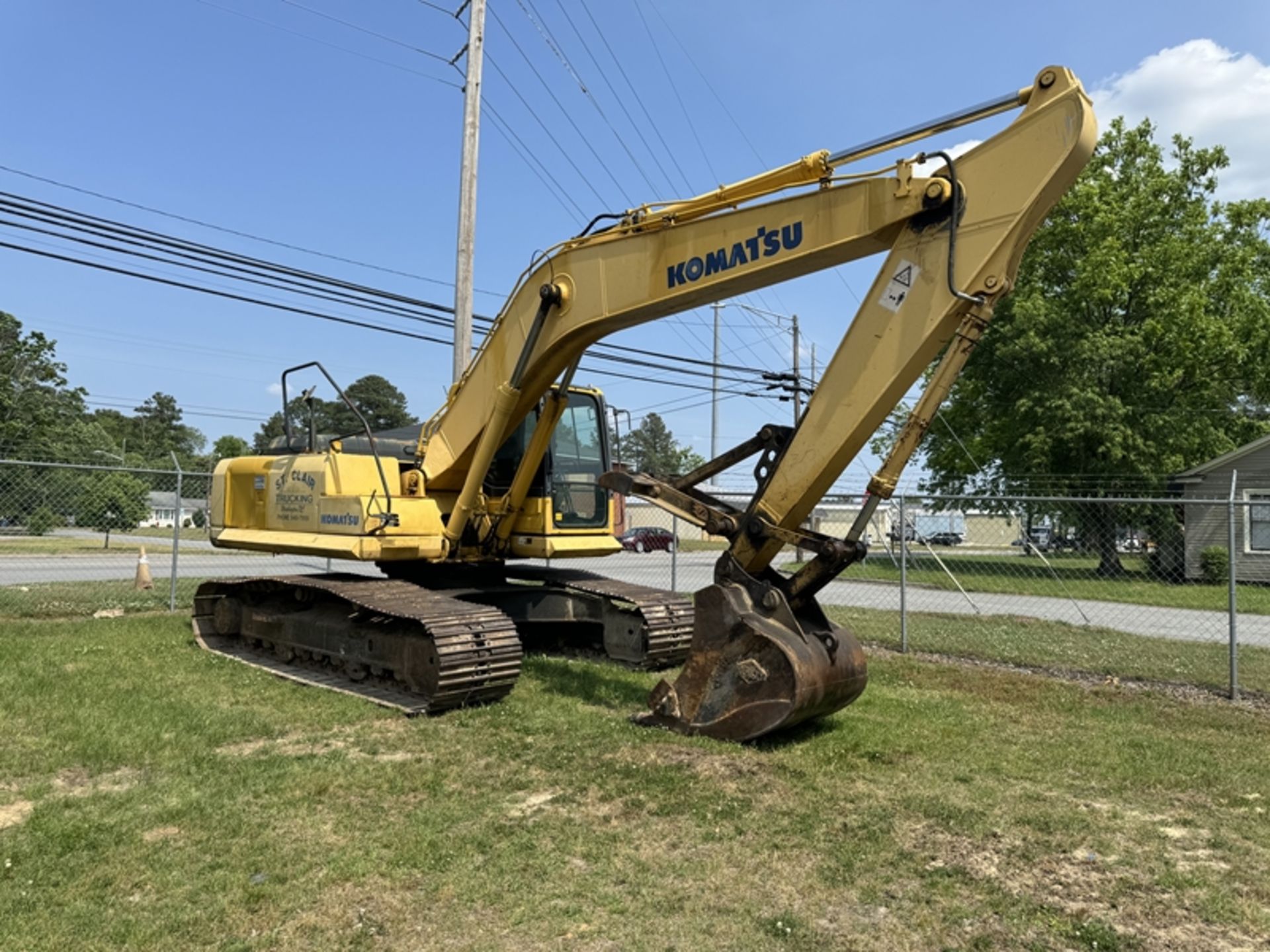 KOMATSU excavator - Model PC200LC-8 with manual thumb - 7046 hours showing- S/N: A88491 - PIN: - Image 2 of 11