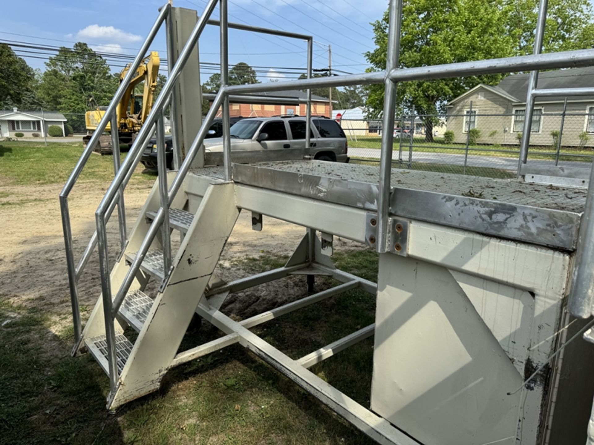 raised metal platform on wheels with guard rails - Image 4 of 4