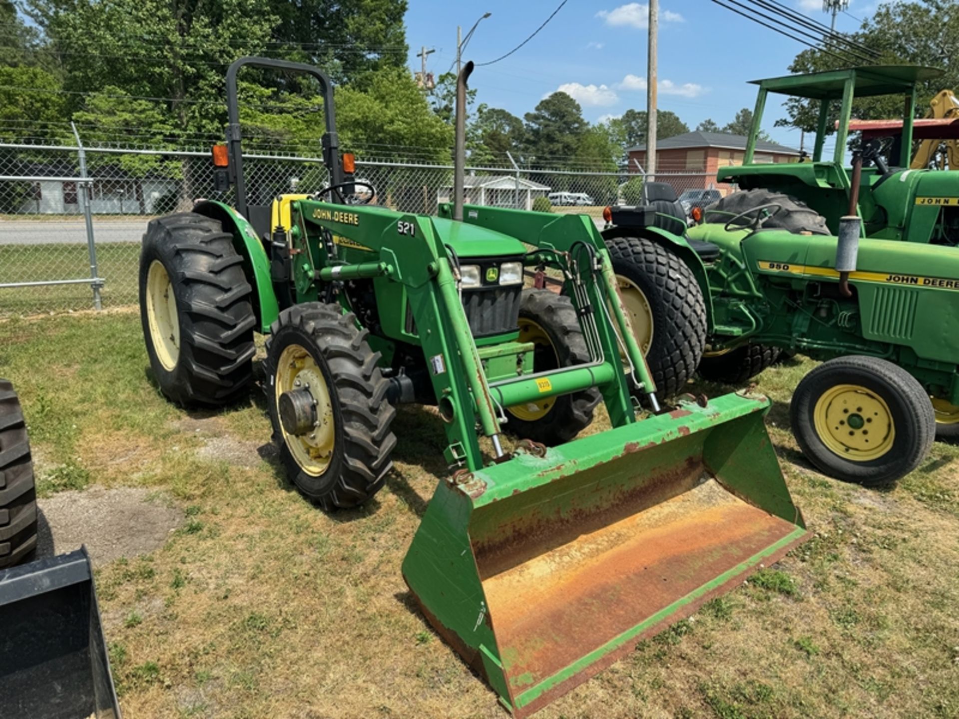 JOHN DEERE 5205 with front end loader, 4wd – 1651 hours showing - Image 2 of 4