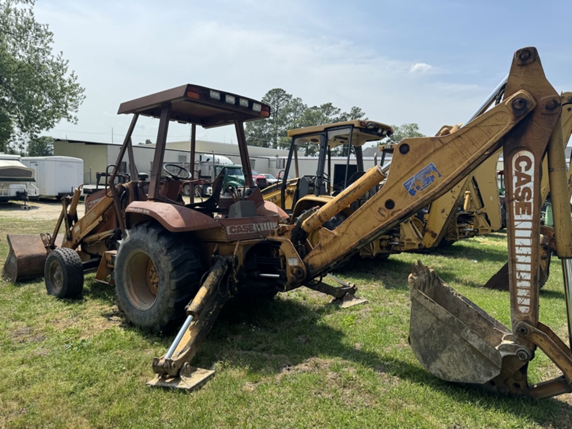 CASE 580K backhoe - no brakes - unknown hours - Image 4 of 7