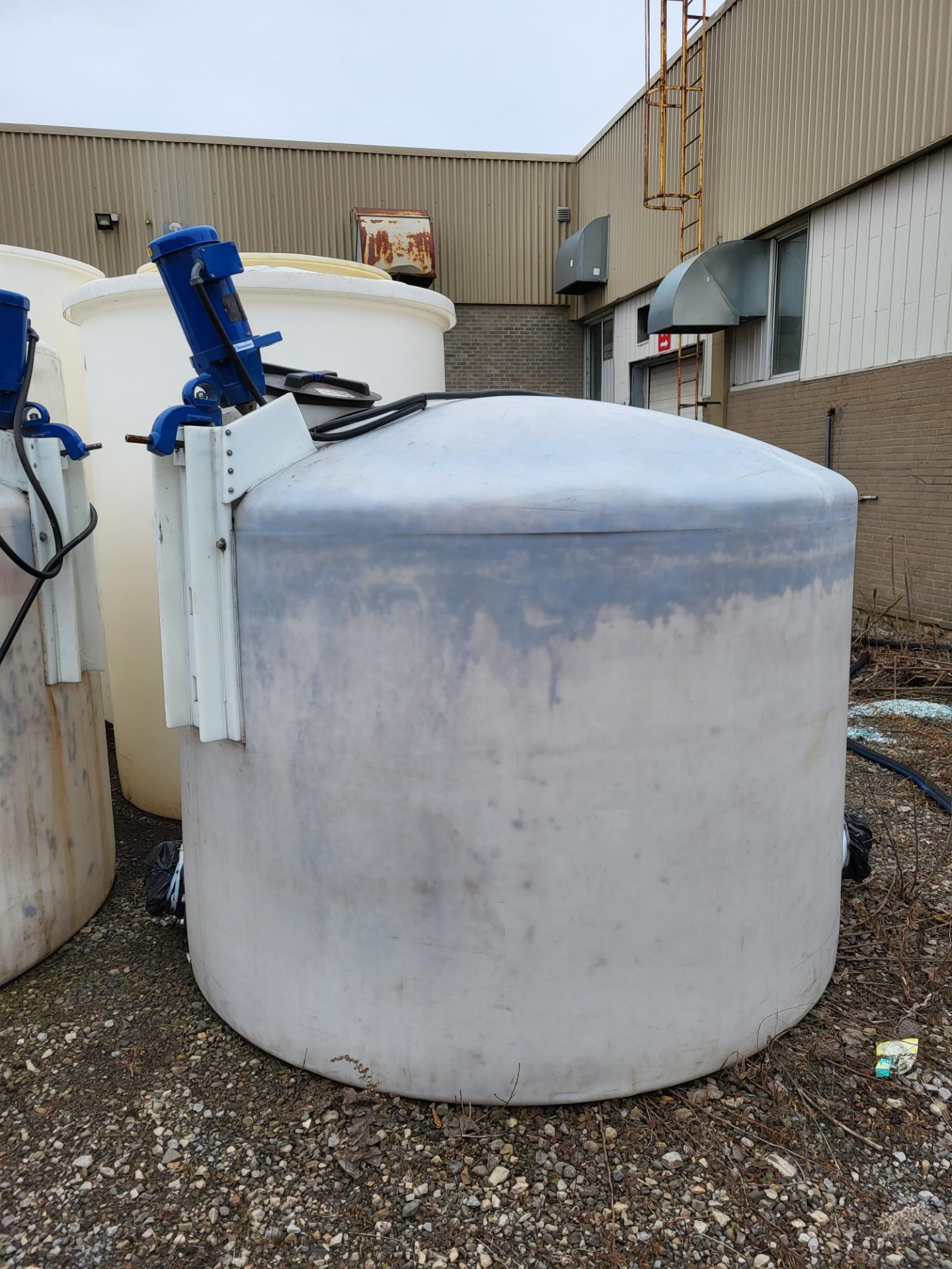 1700 Gallon NORWESCO Vertical Chemical Storage Tank w/ 2 HP CHEMINEER Agitator, 87" D x 74" H, 1 Out