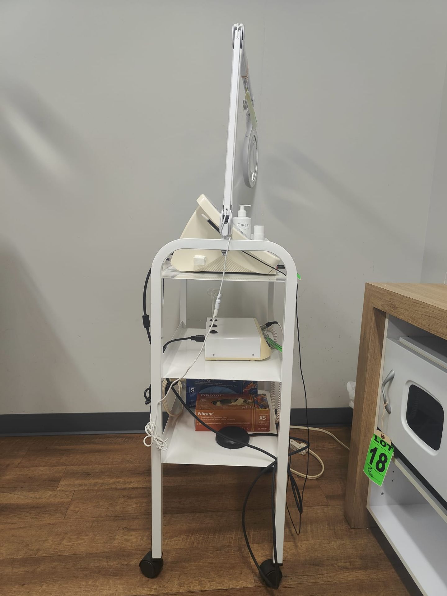 3-Level Facial trolley with adjustable magnifying lamp - Image 4 of 5