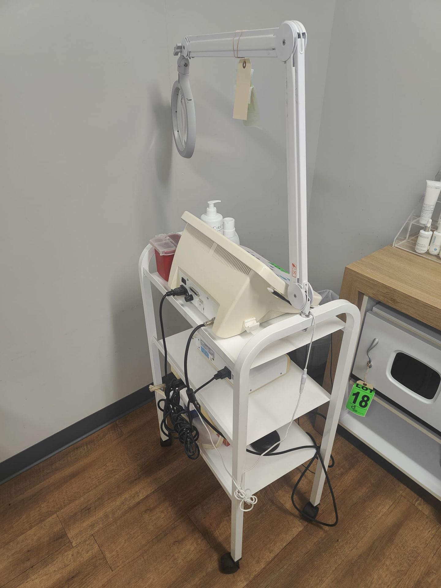 3-Level Facial trolley with adjustable magnifying lamp - Image 5 of 5