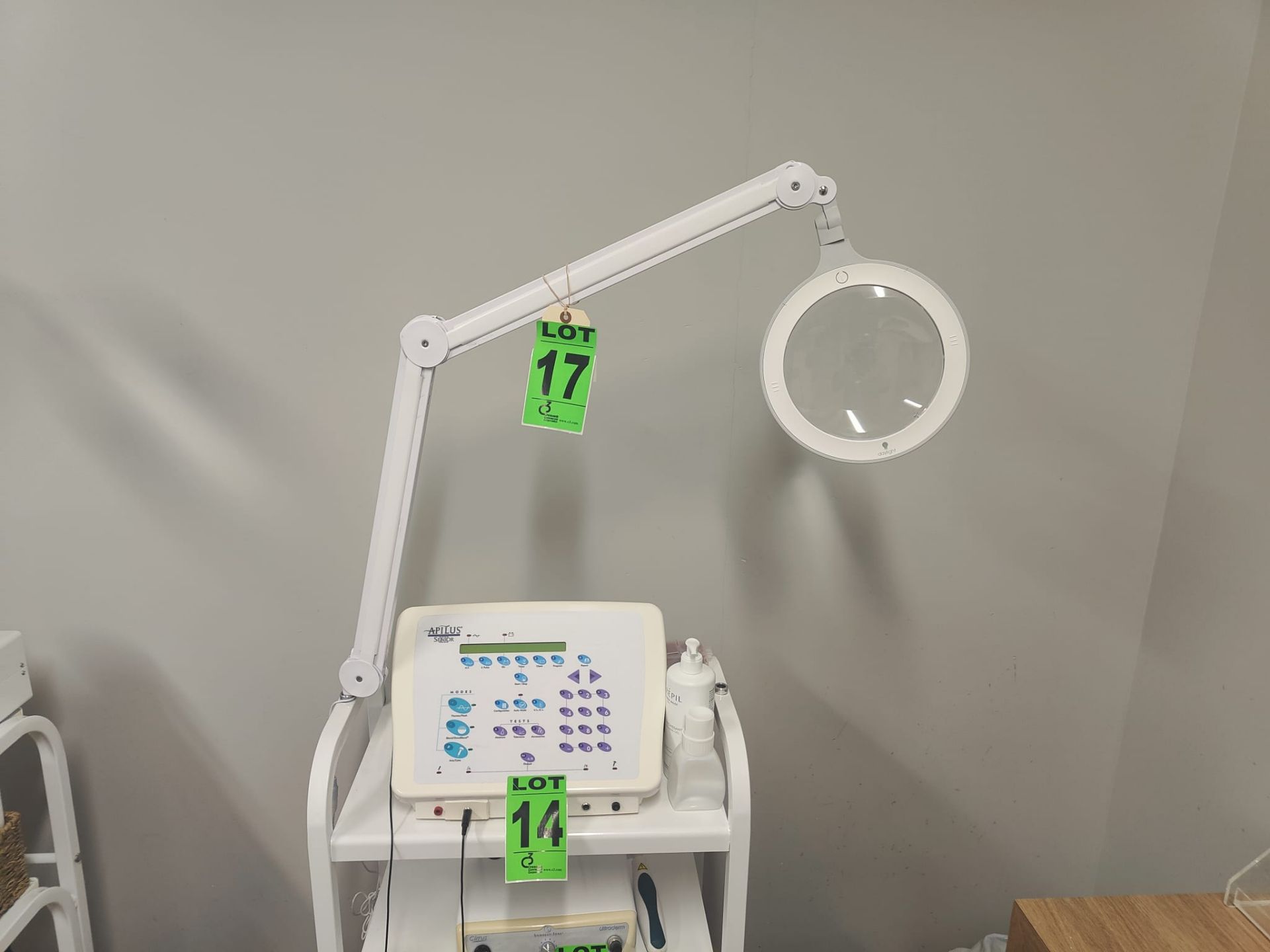 3-Level Facial trolley with adjustable magnifying lamp - Image 2 of 5