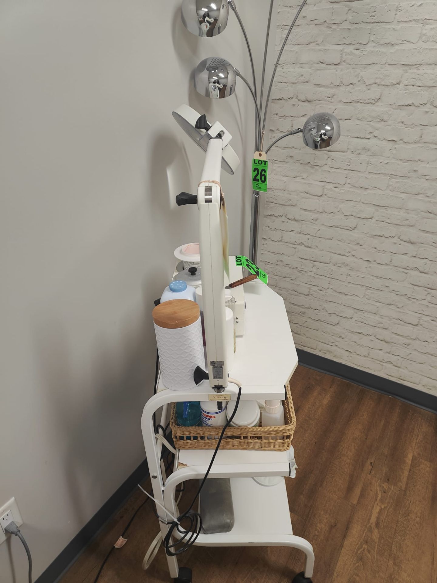 3-Level Facial trolley with adjustable magnifying lamp - Image 2 of 4