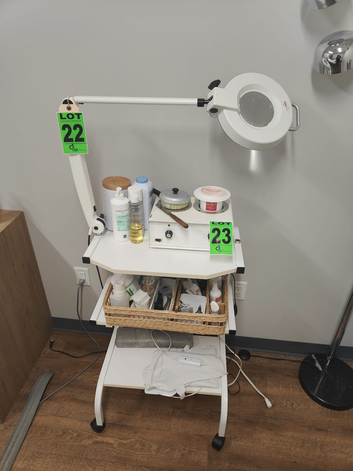 3-Level Facial trolley with adjustable magnifying lamp