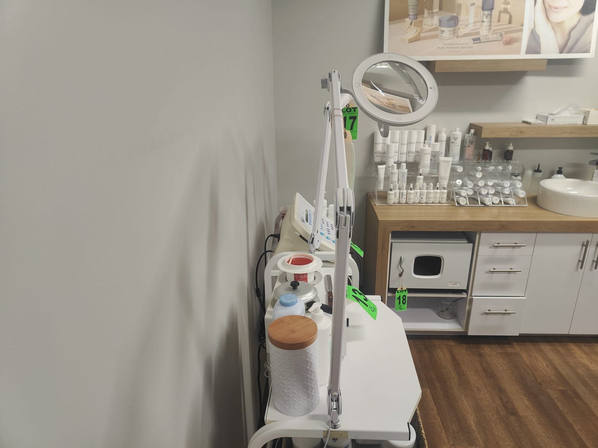 3-Level Facial trolley with adjustable magnifying lamp - Image 3 of 5