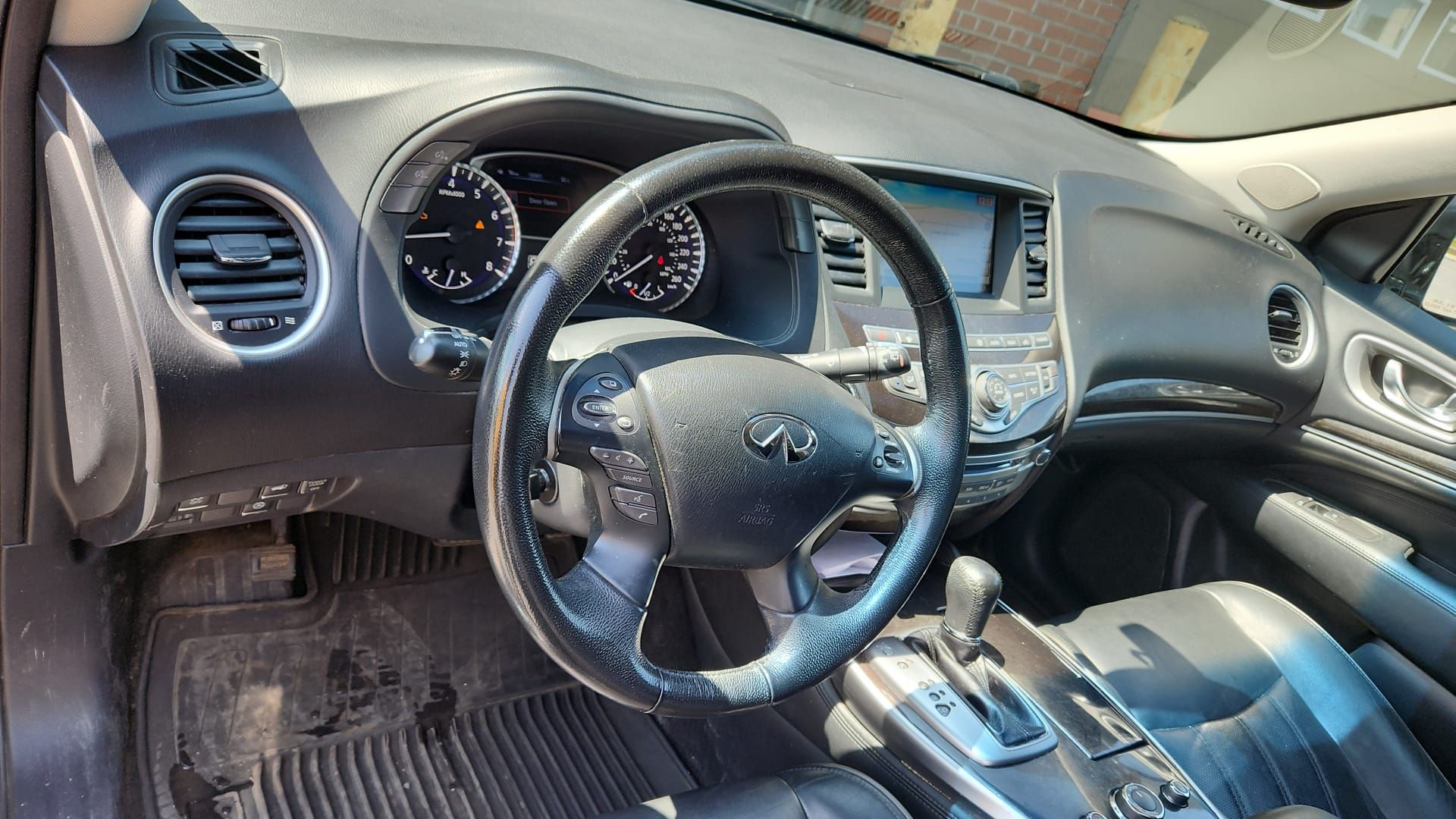 2013 Infiniti JX35 6-Cylinder, Gas, Automatic, Sunroof, Monitor Display. 190,187km - Image 21 of 30