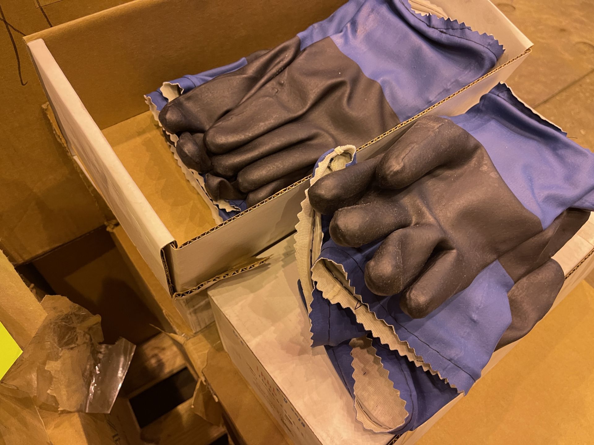 Brand New Lot of Neoprene Gloves (BS111E) - Image 3 of 9