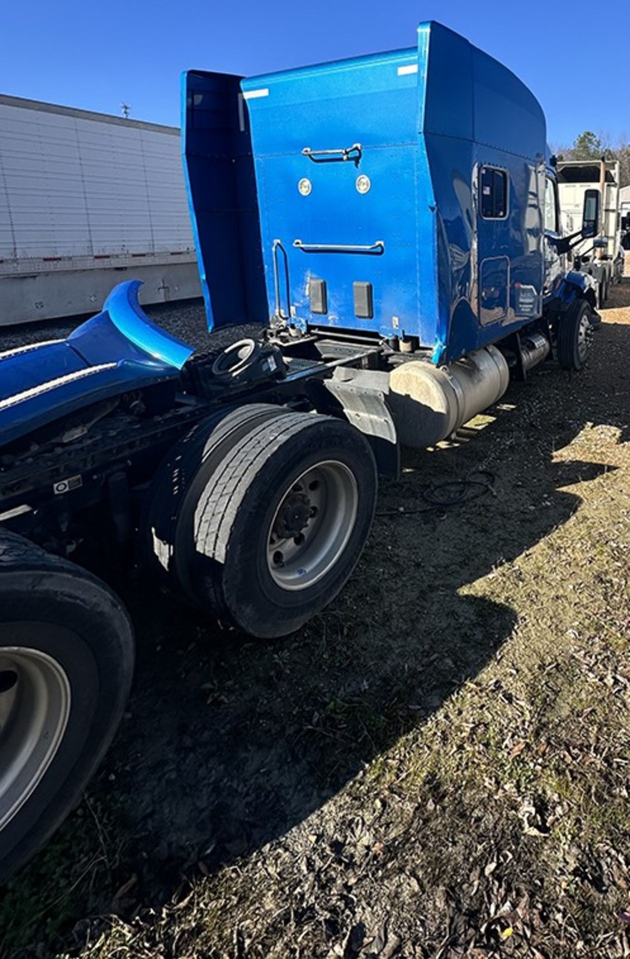 2016 PETERBILT 579 Truck Tractor, Sleeper Cab Mid Roof Type (Blue) - Image 10 of 12