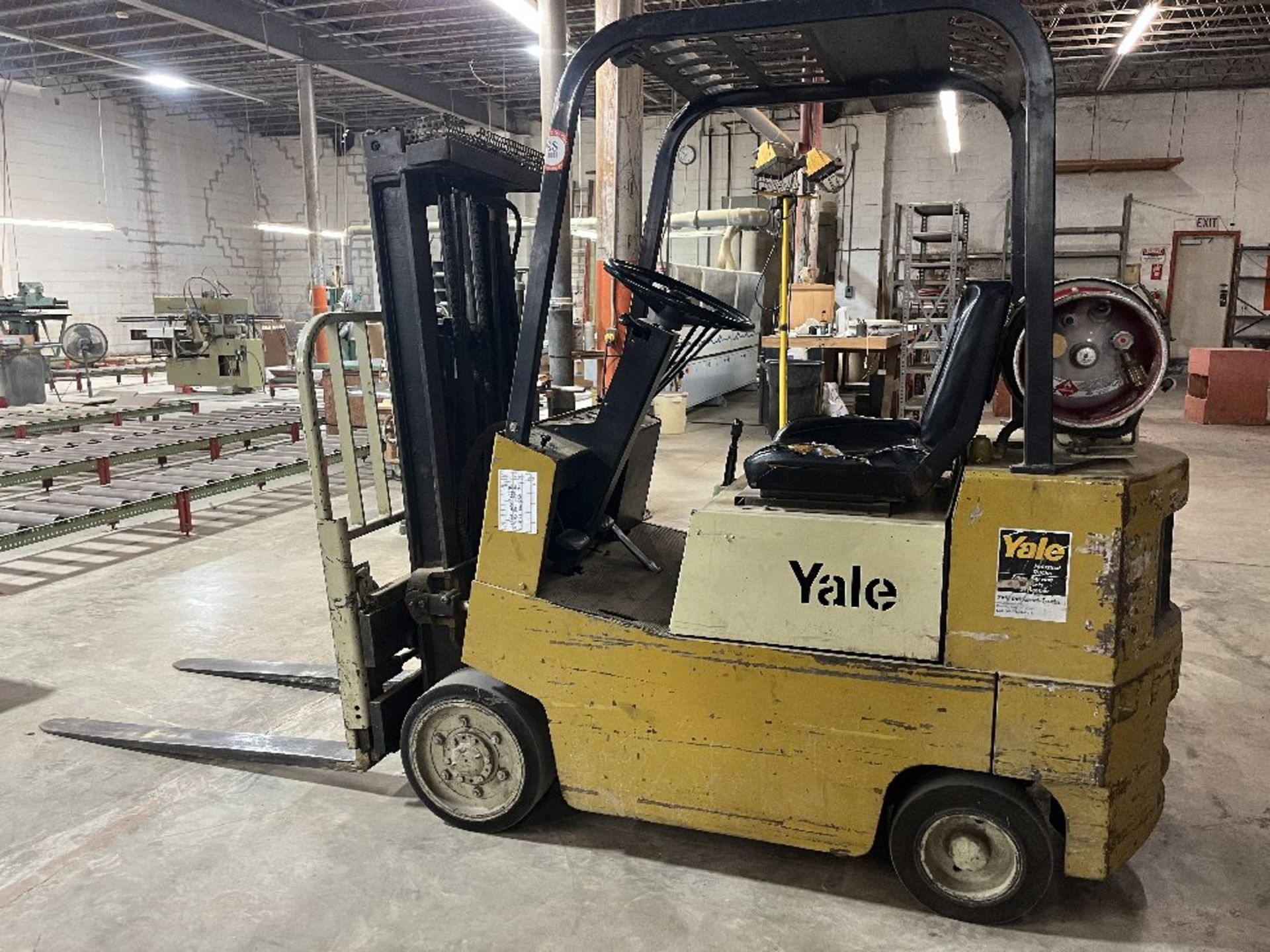 Yale Model GTC030UAT071, LP Gas, 3,000 lb. Capacity, Solid Tire Fork Lift with Side Shift - Image 2 of 8