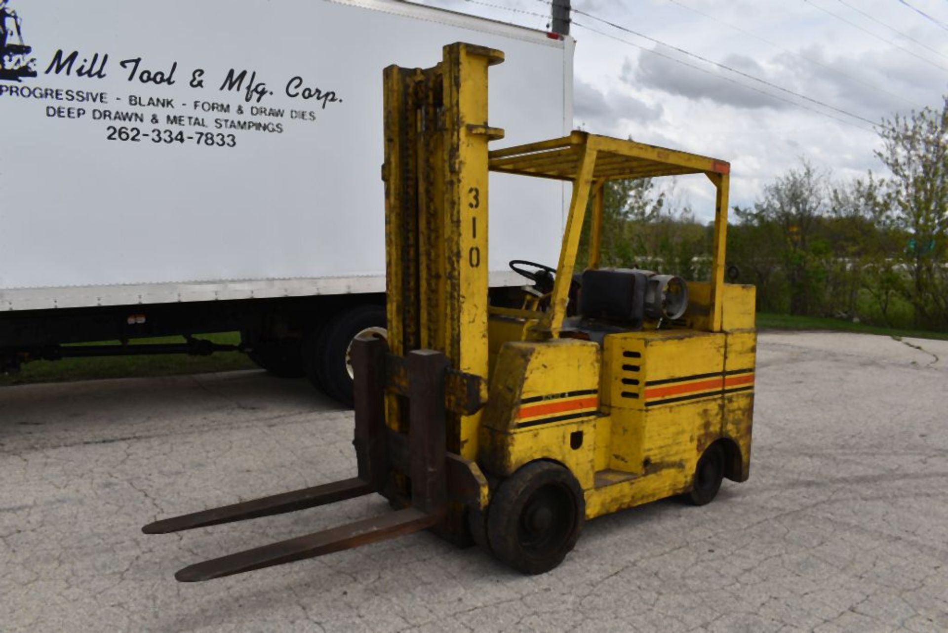 ALLIS CHALMERS RIDE ON FORK TRUCK, MODEL FCL100-24PS, S/N: 17110198, LP GAS, SOLID TIRES, 45"