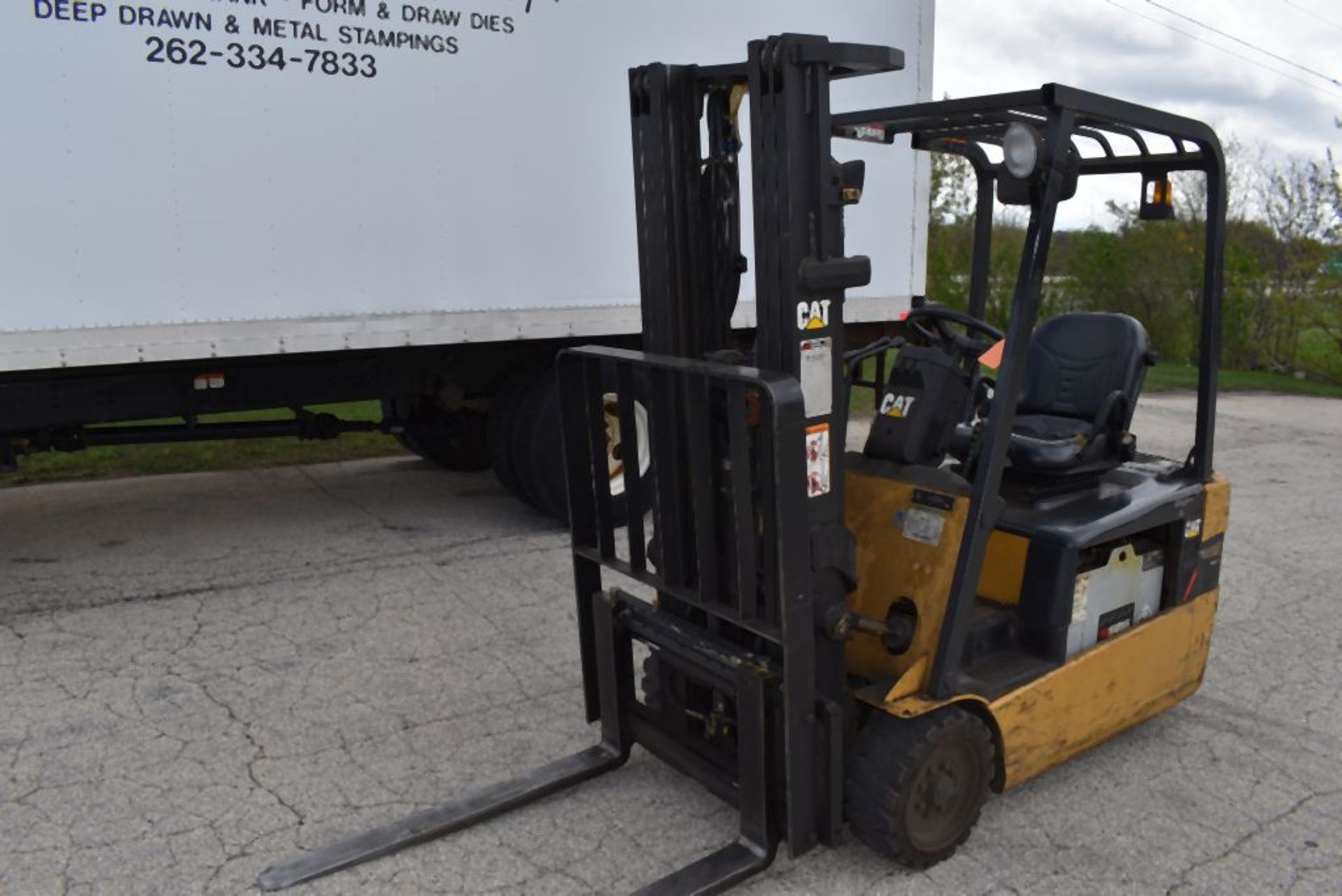 CATERPILLAR RIDE ON FORK TRUCK, MODEL ET3500-AC, S/N: ETB1400111, 36V ELECTRIC TYPE WITH CHARGER,