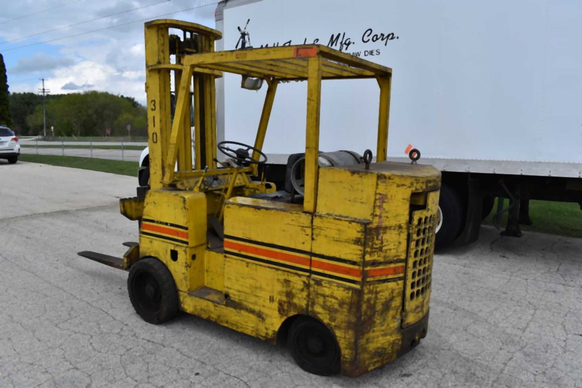 ALLIS CHALMERS RIDE ON FORK TRUCK, MODEL FCL100-24PS, S/N: 17110198, LP GAS, SOLID TIRES, 45" - Image 2 of 8