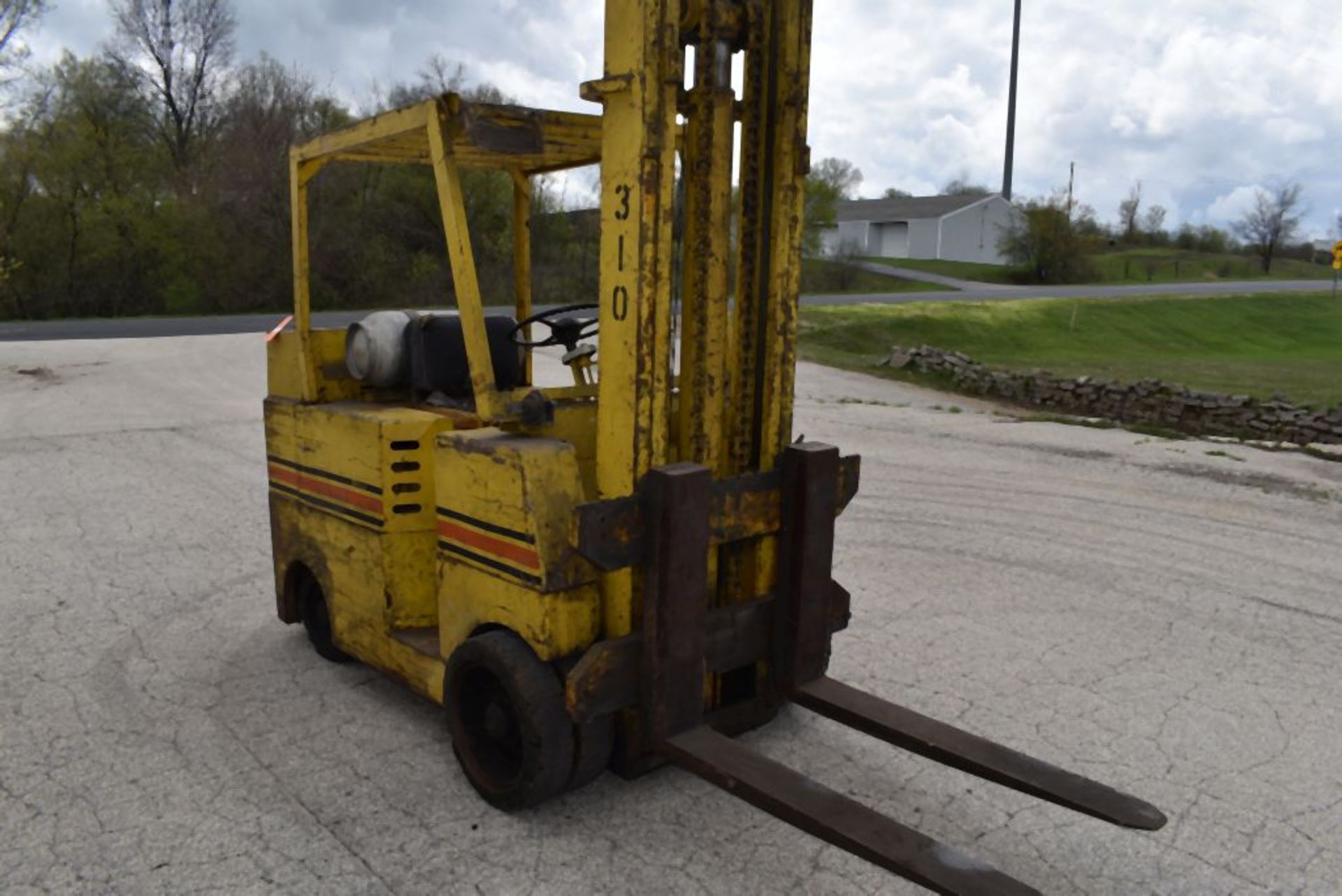 ALLIS CHALMERS RIDE ON FORK TRUCK, MODEL FCL100-24PS, S/N: 17110198, LP GAS, SOLID TIRES, 45" - Image 4 of 8