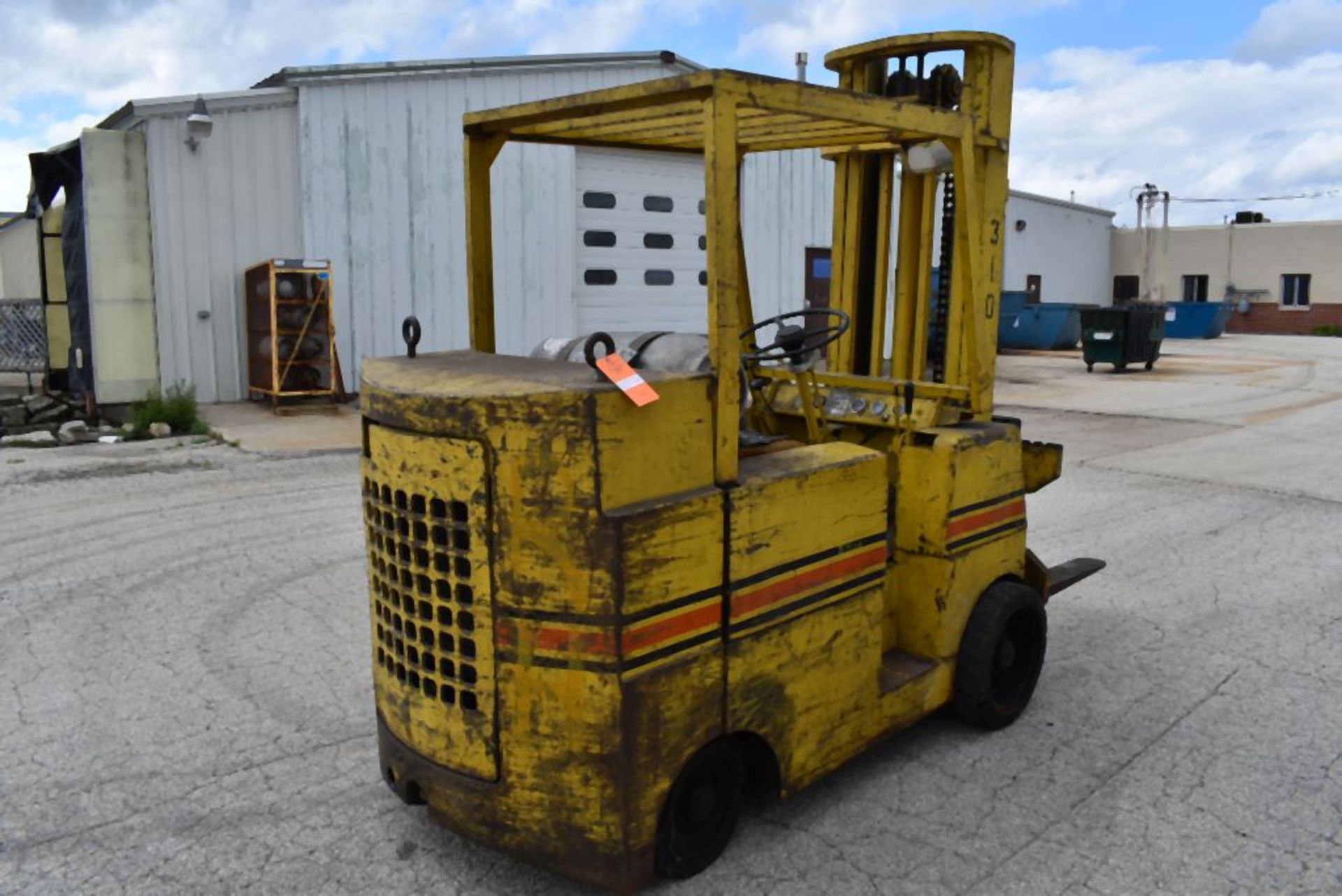 ALLIS CHALMERS RIDE ON FORK TRUCK, MODEL FCL100-24PS, S/N: 17110198, LP GAS, SOLID TIRES, 45" - Image 3 of 8